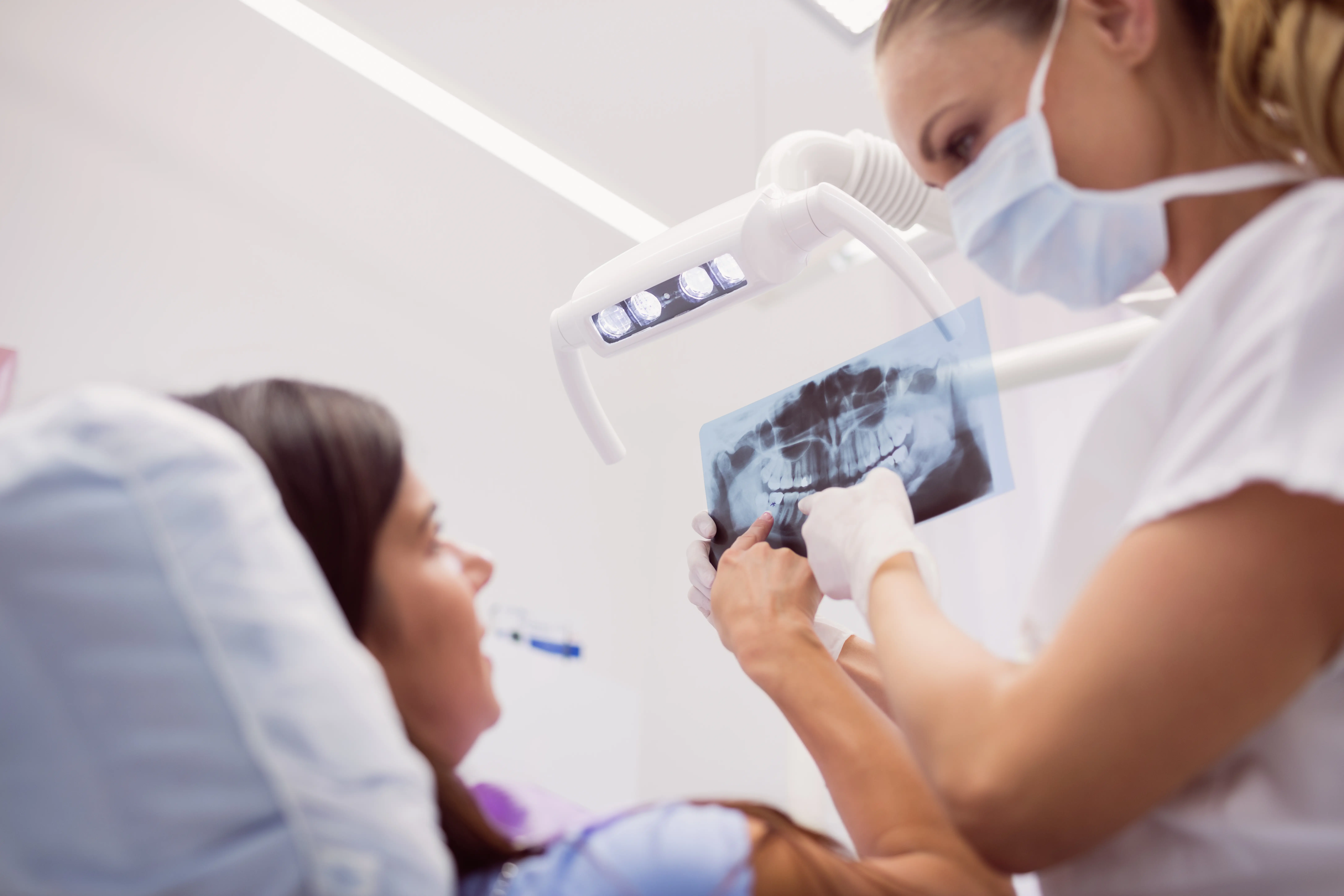 Fogorvosi konzultáció és digitális panoráma röntgenfelvétel elemzése az Avenue Dental rendelőben
