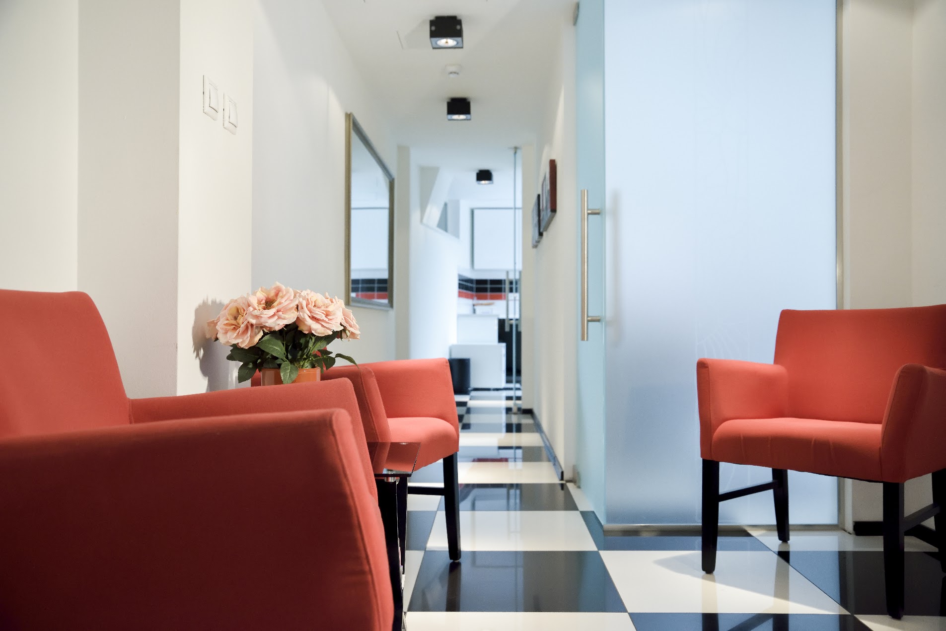 Personnel dentaire examinant une radiographie panoramique chez Avenue Dental Budapest à Budapest