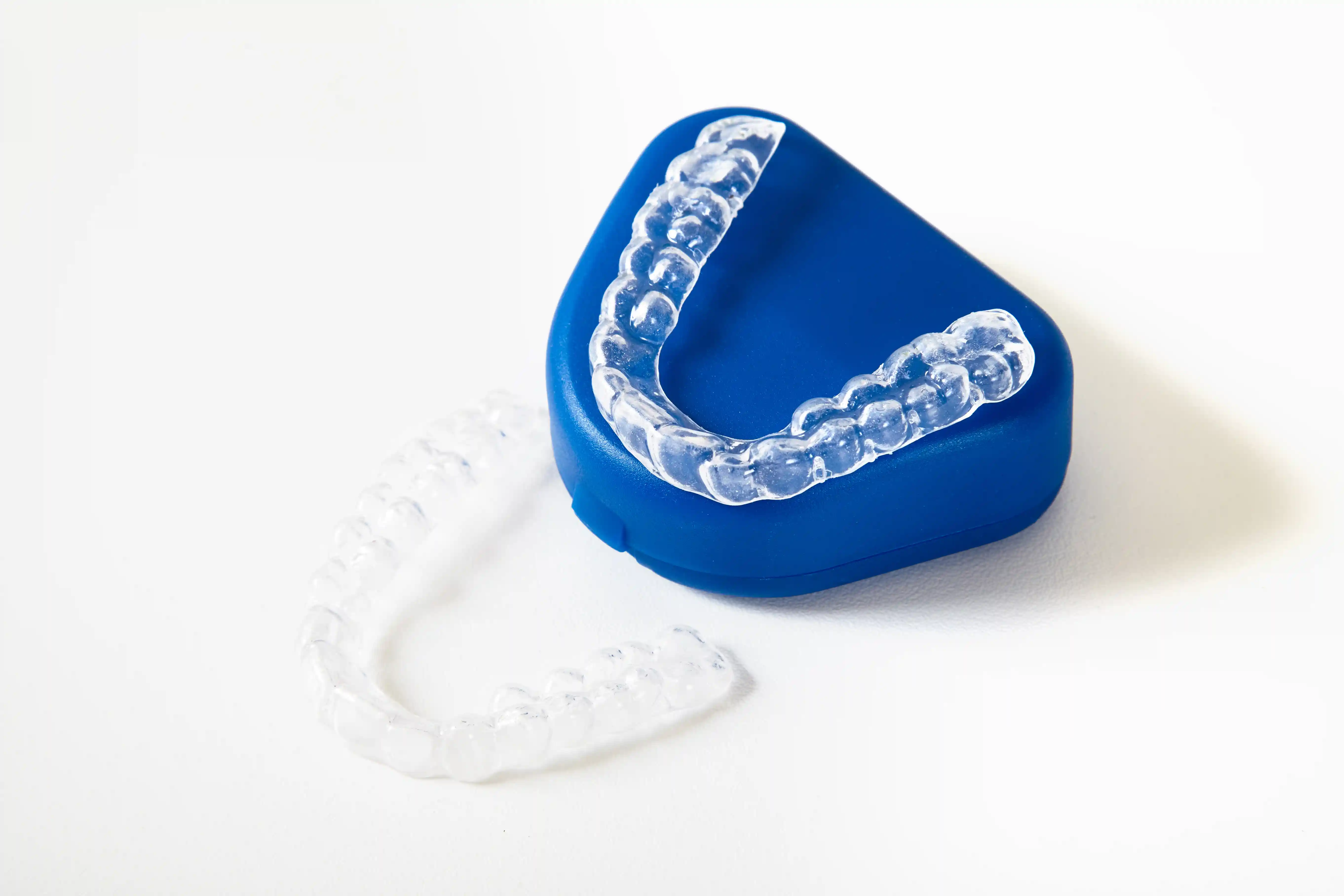 Láthatatlan kivehető fogszabályozó sín (aligner)