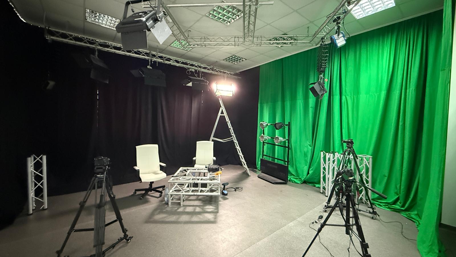 Studio de podcast Pagina de Media — închiriere studio de podcast profesional cu echipament 4K și acustică certificată