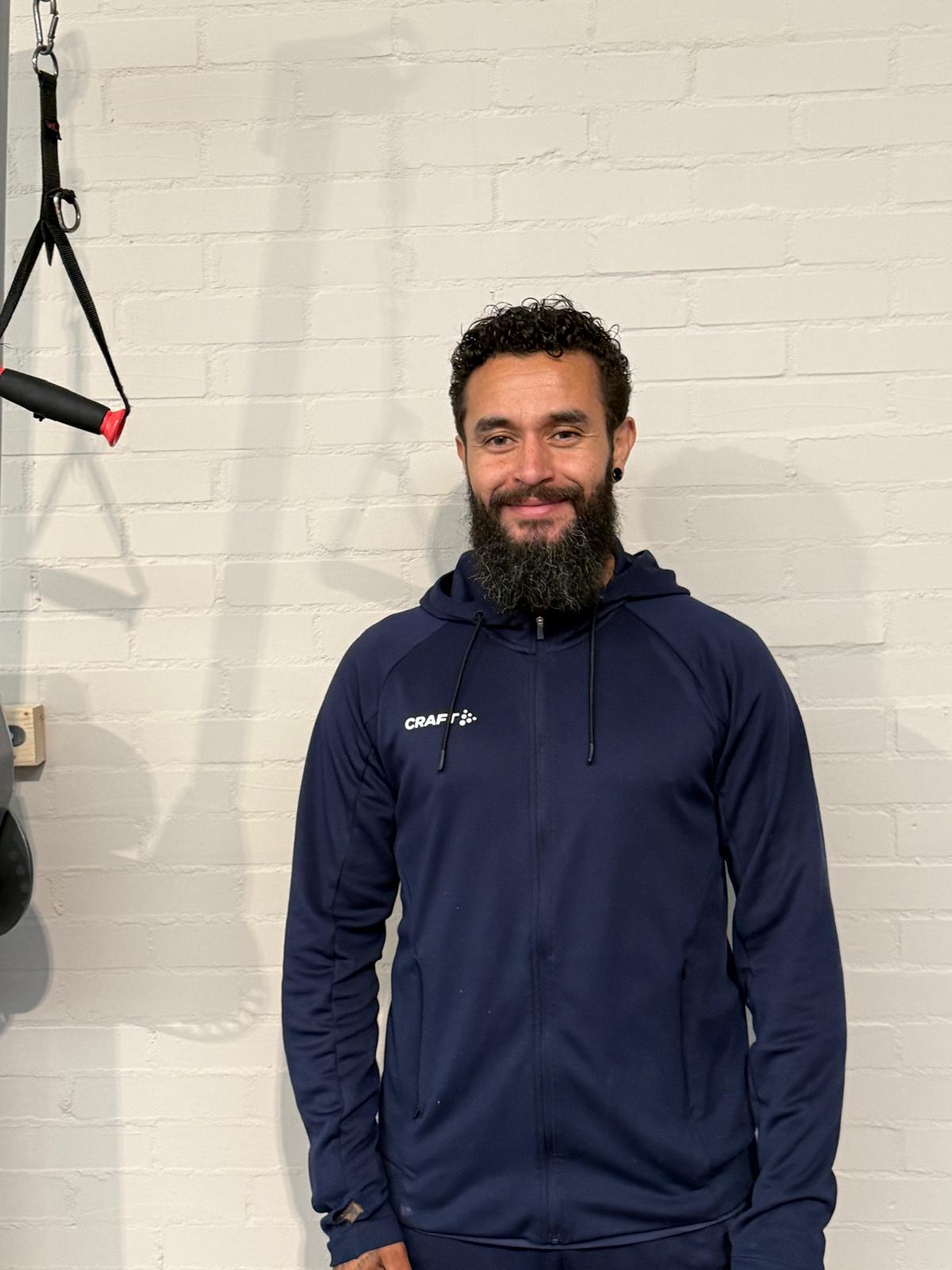 Portret van Oscar, personal trainer bij PTL