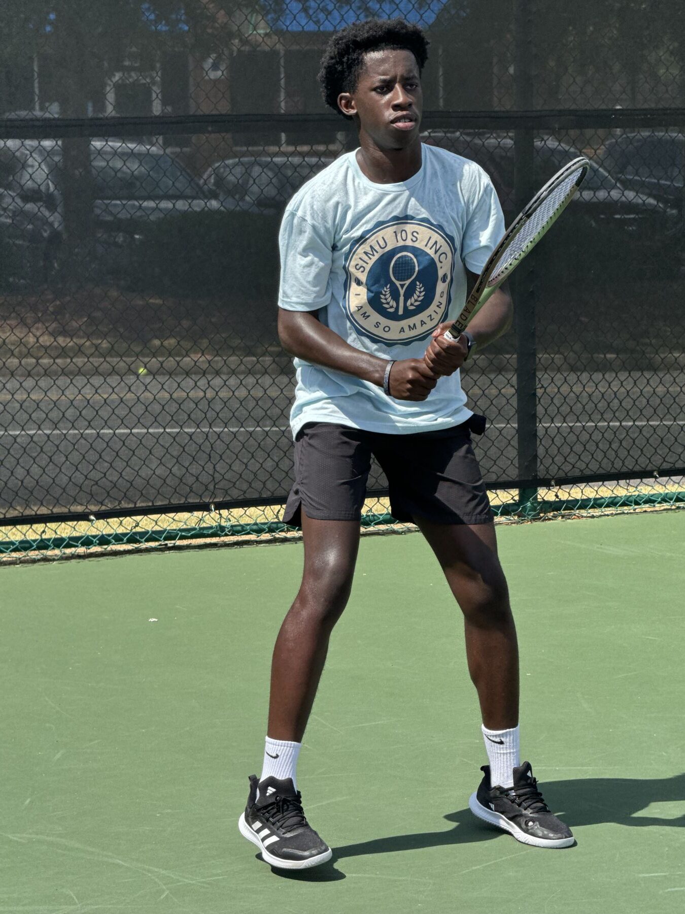 Young male athlete ready at baseline in Simu 10s gear