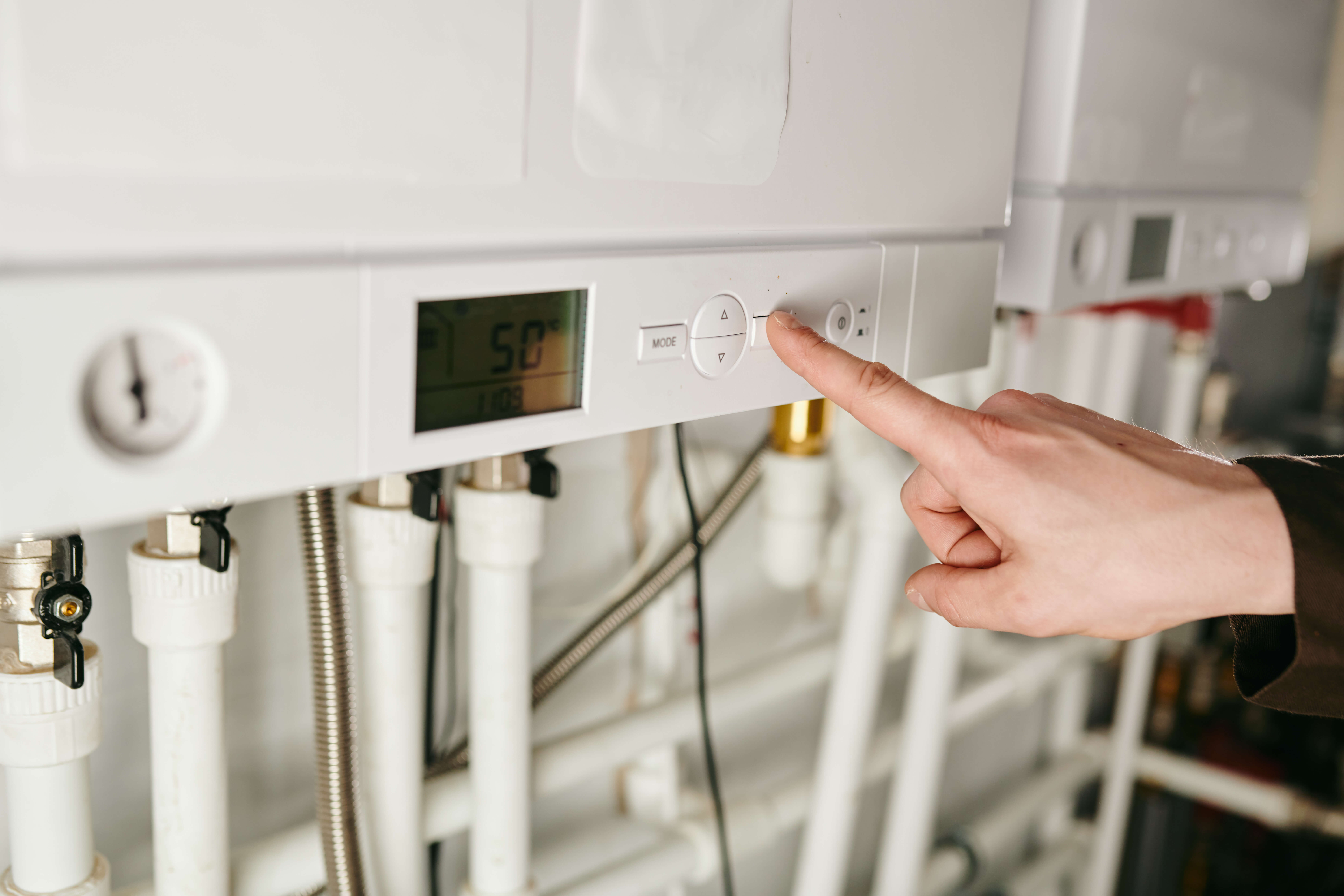 Gas boiler pressure gauge and installation