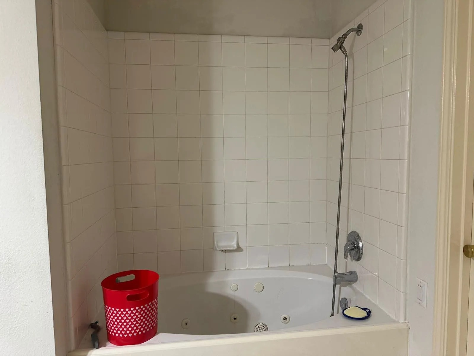 Jetted Tub & Grout Line Deep Scrub