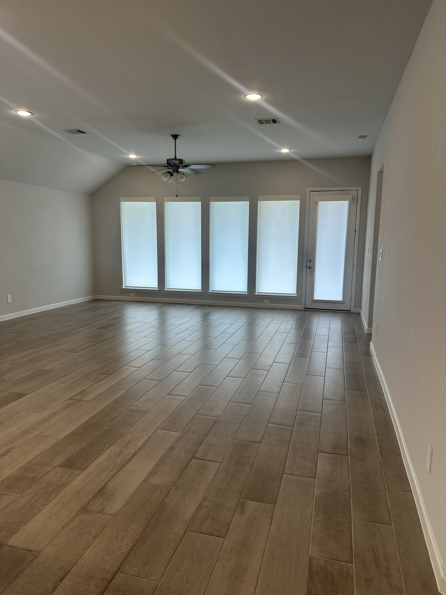 Expansive Living Room Floor & Baseboard Clean