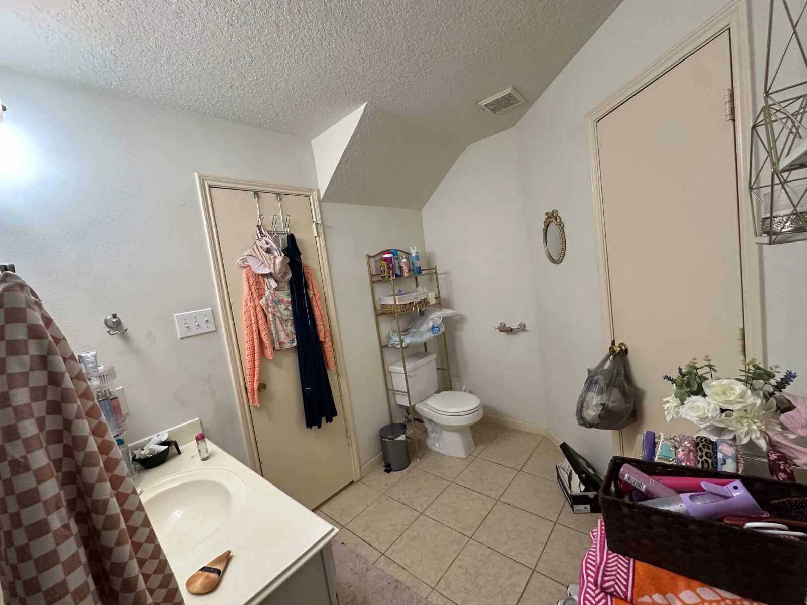Full Bathroom Tile & Fixtures Detail