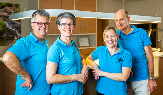 Das 5-köpfige Therapeutenteam der Praxis De Muskelquäler am Empfang in Großheide