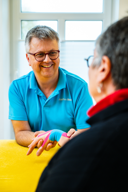 Physiotherapeut Joachim Metz bei der Behandlung und Kinesio-Taping in der Praxis De Muskelquäler