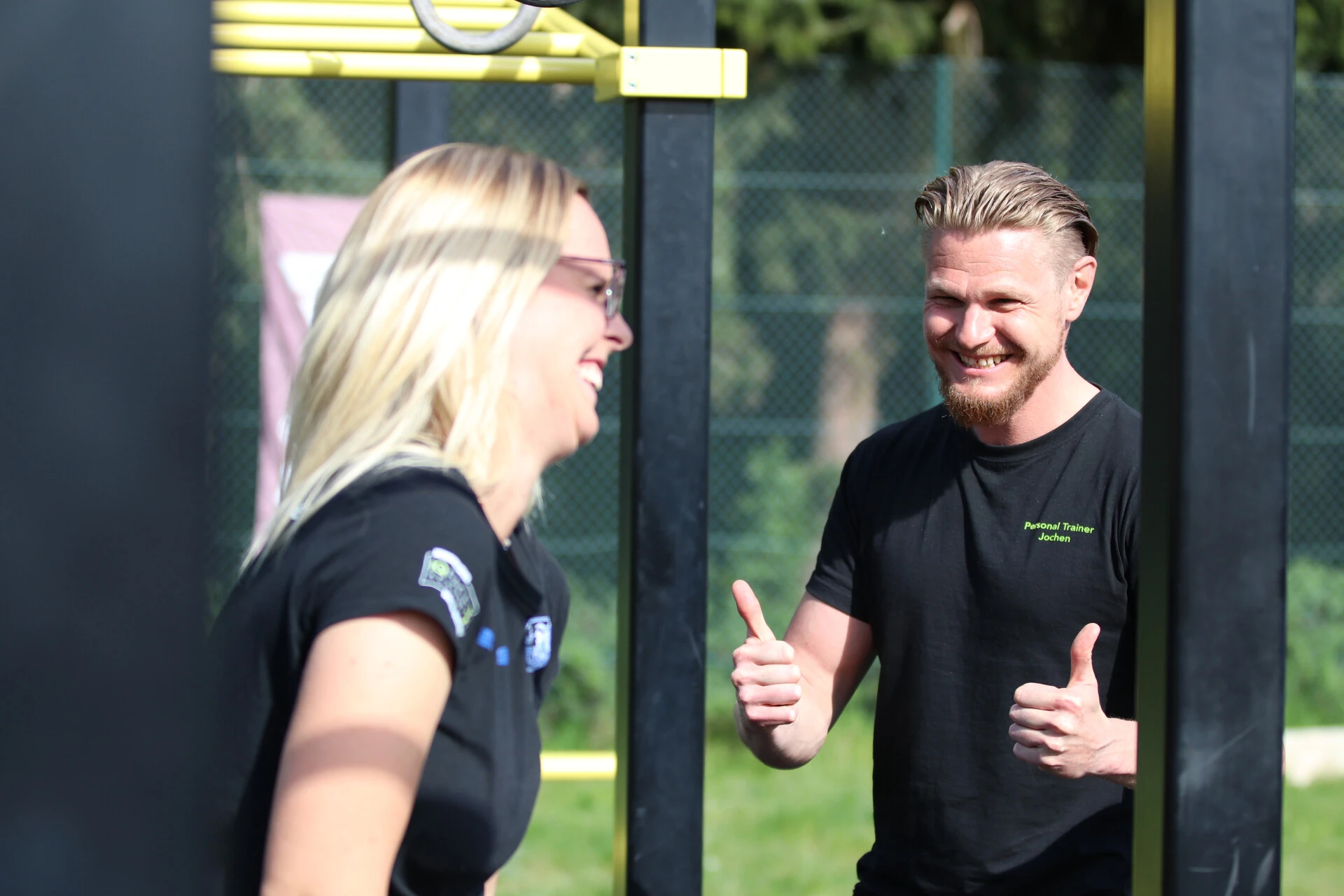 Jochen kontrolliert die Schrittübung auf eine Trainingsbox