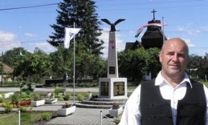Vécsei István, Martonyi község polgármestere a falu emlékműve előtt