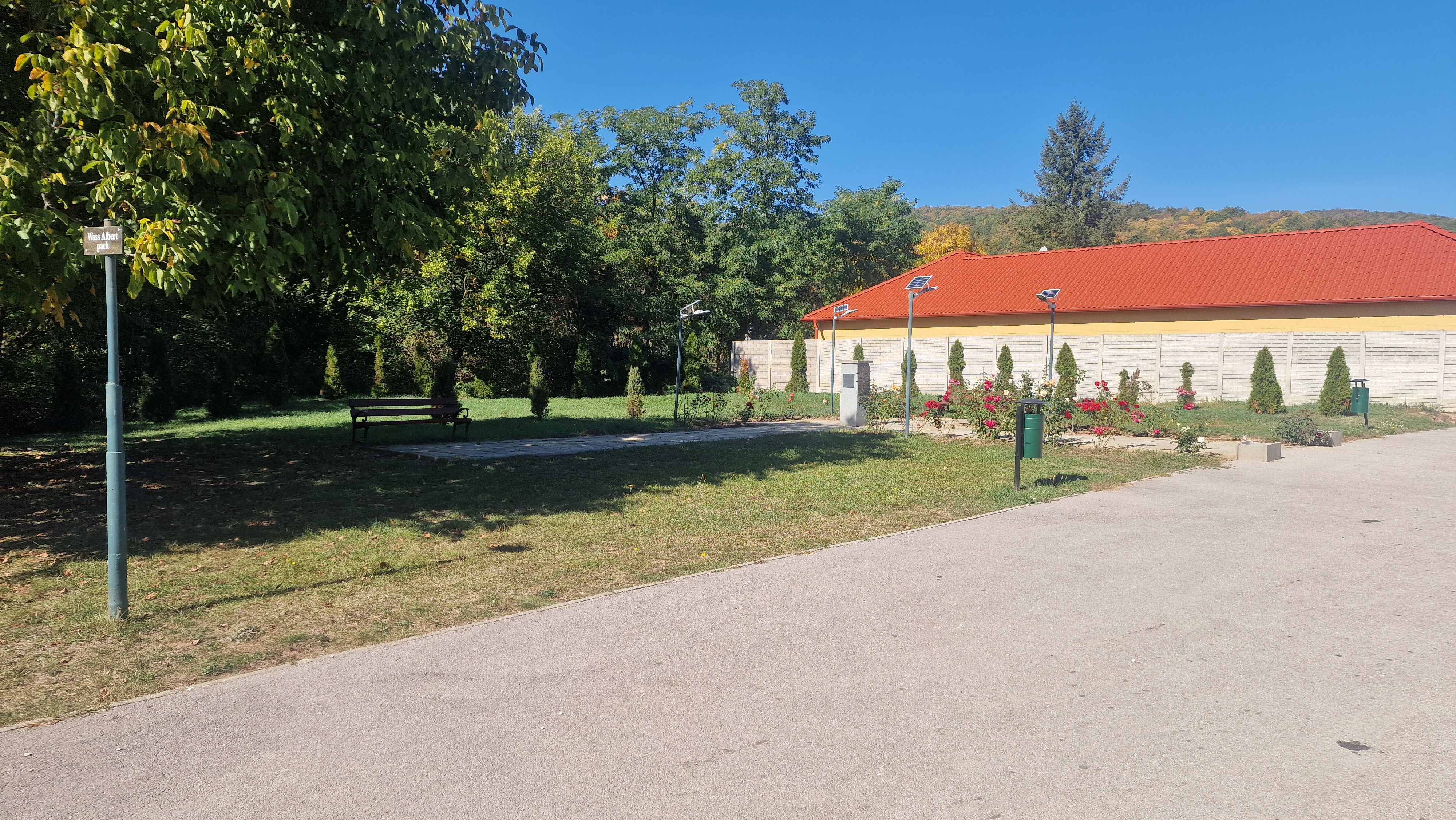 Wass Albert park virágos pihenőhelye