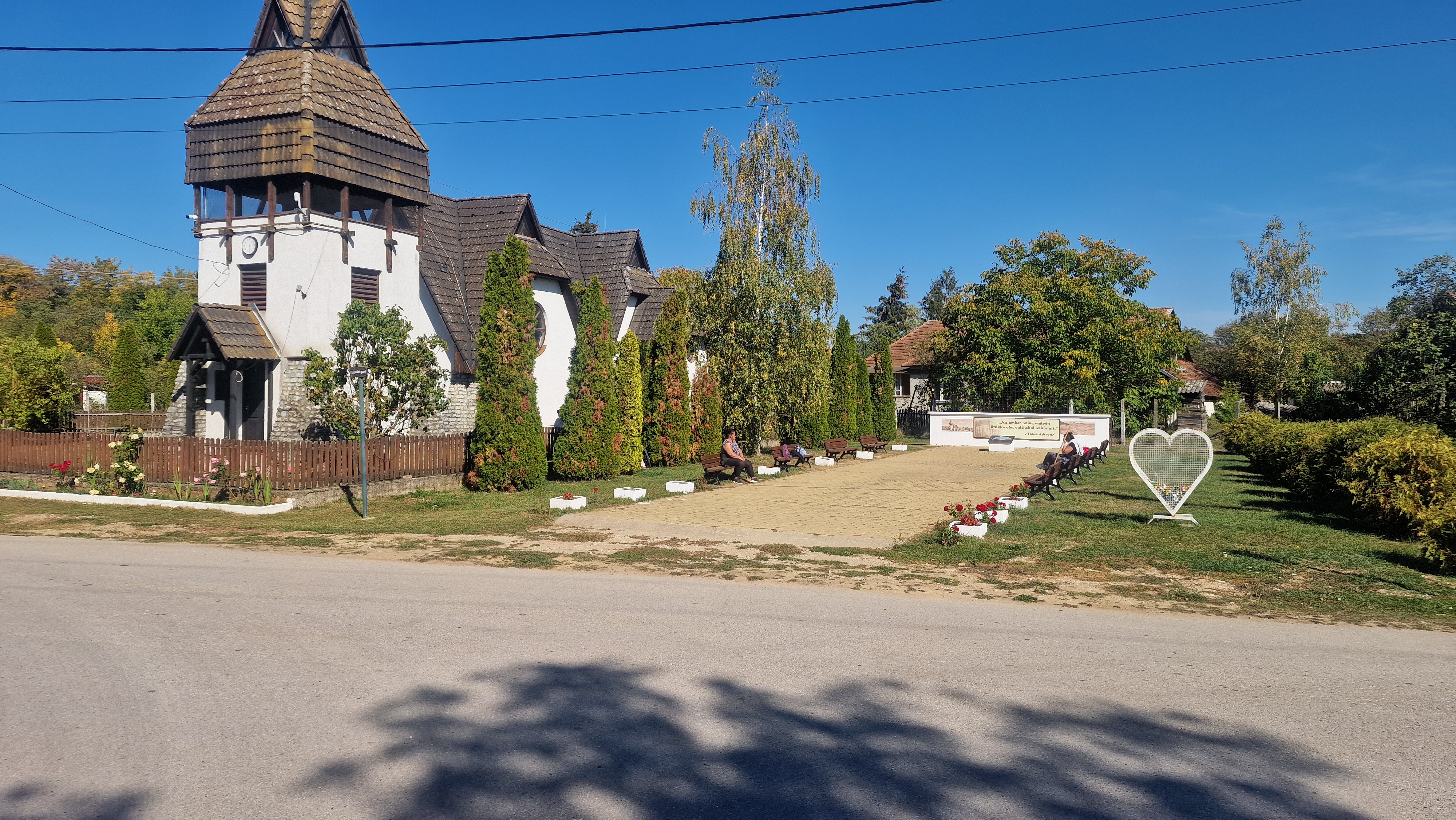 A falu temploma és a Hazaváró park