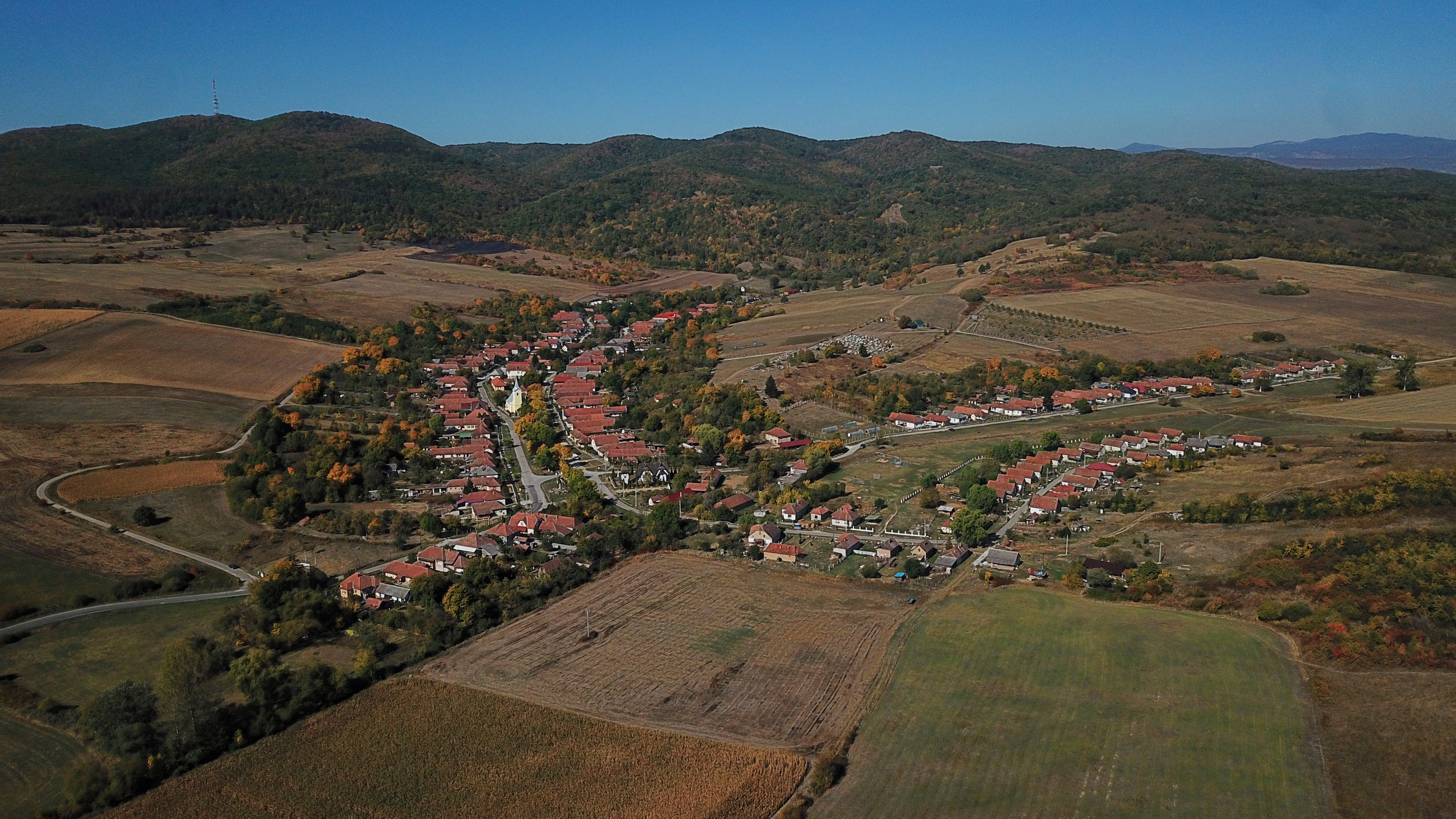 Légi panoráma a völgyben fekvő Martonyiról