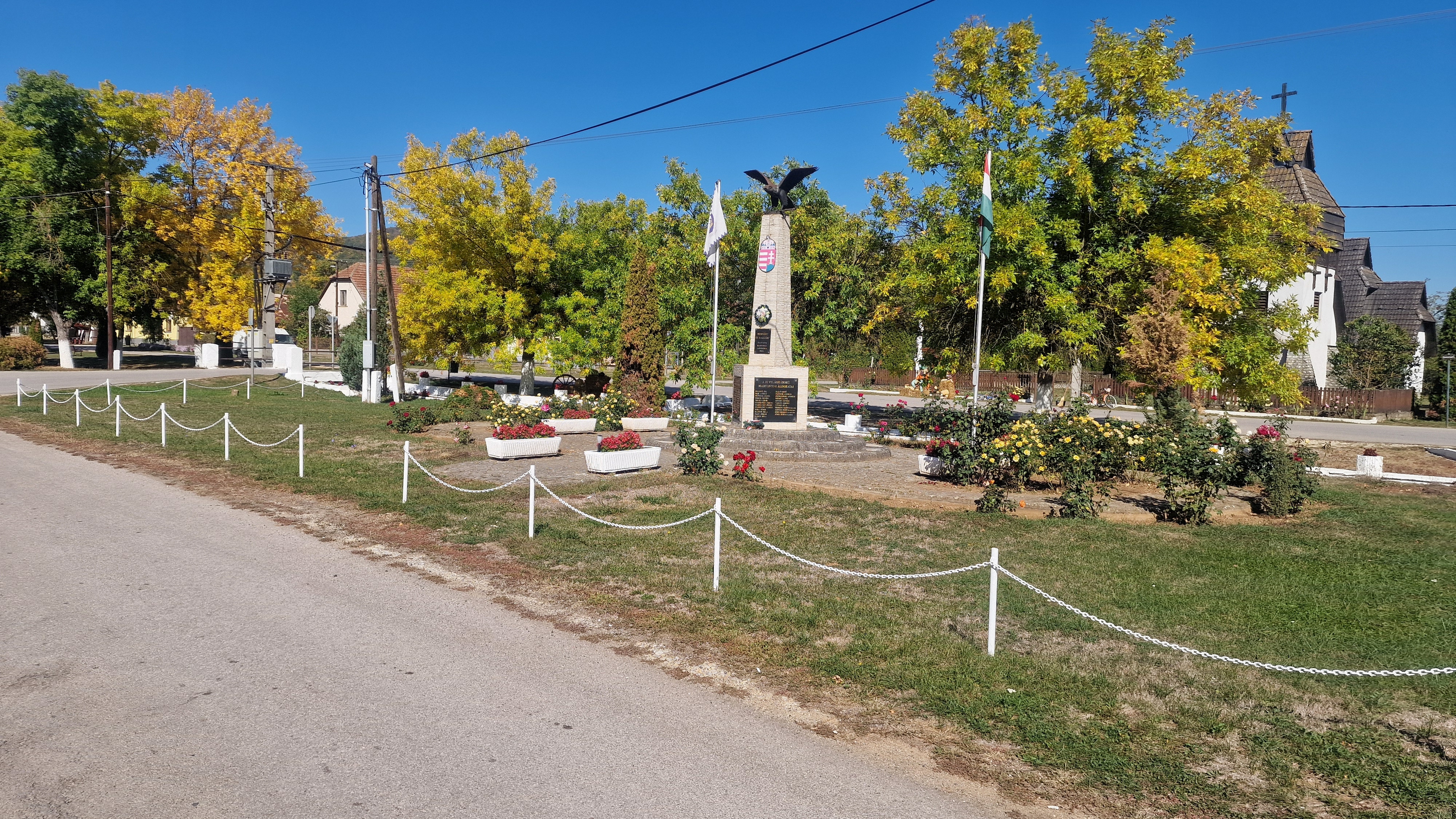 A martonyi Hősök emlékműve a gondozott parkban