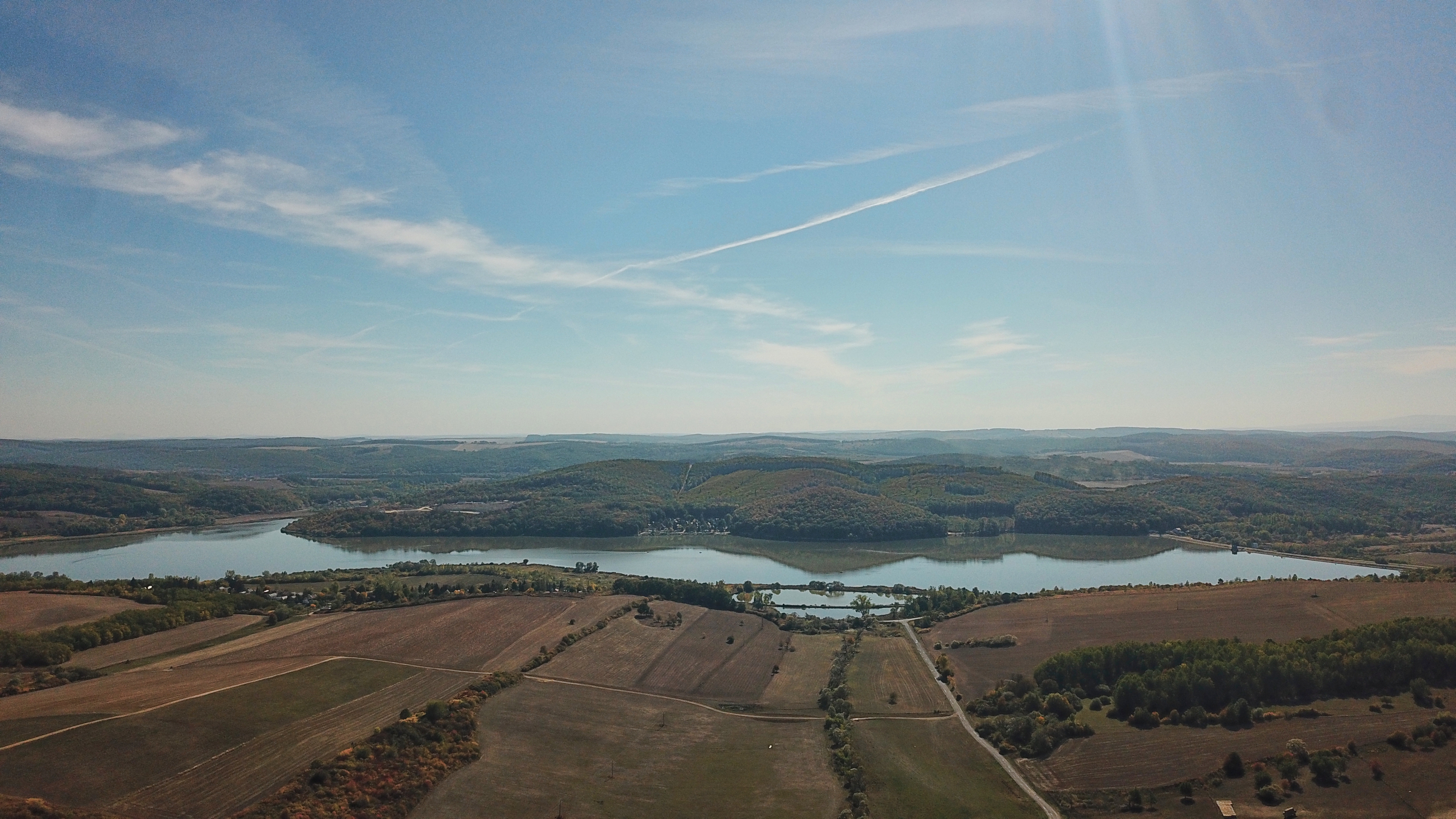 A közeli Rakaca-víztározó látképe a magasból