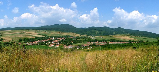 Martonyi panoráma — a falu a völgyben, a környező dombokkal és hegyekkel