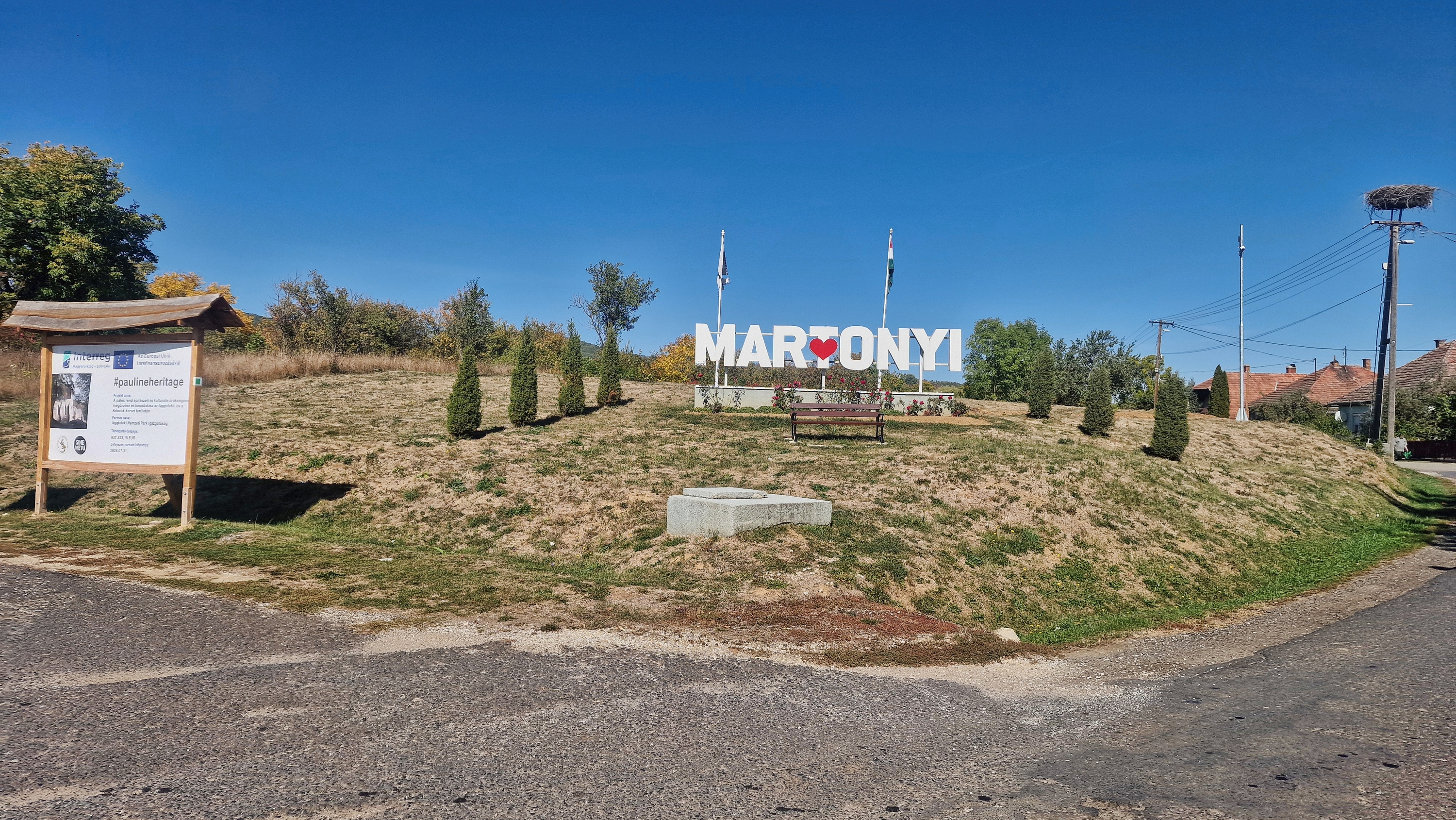 Martonyi felirat és gólyafészek a falu határában
