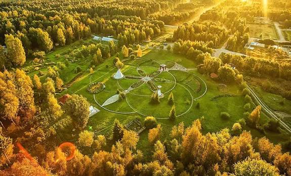 Vista aérea de territorio diseñado con patrones geométricos, árboles y áreas productivas