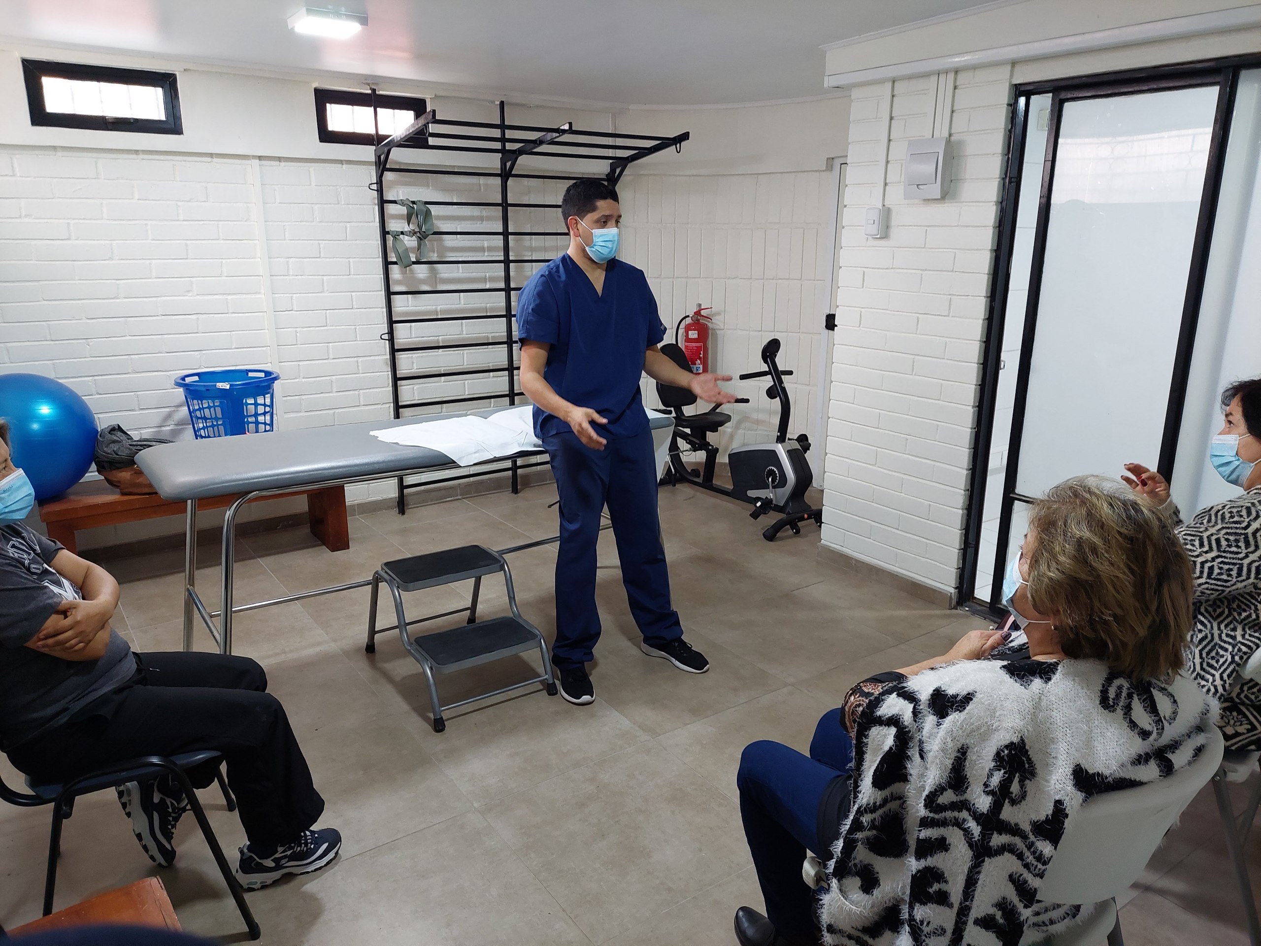 Kinesiólogo de SERMEQUIEN realizando sesión y taller de educación postural y salud funcional