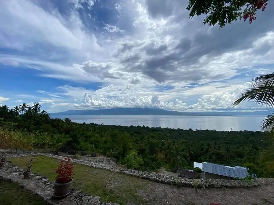 Wide open view of the sea and clouds from the grounds of Mims House Cebu