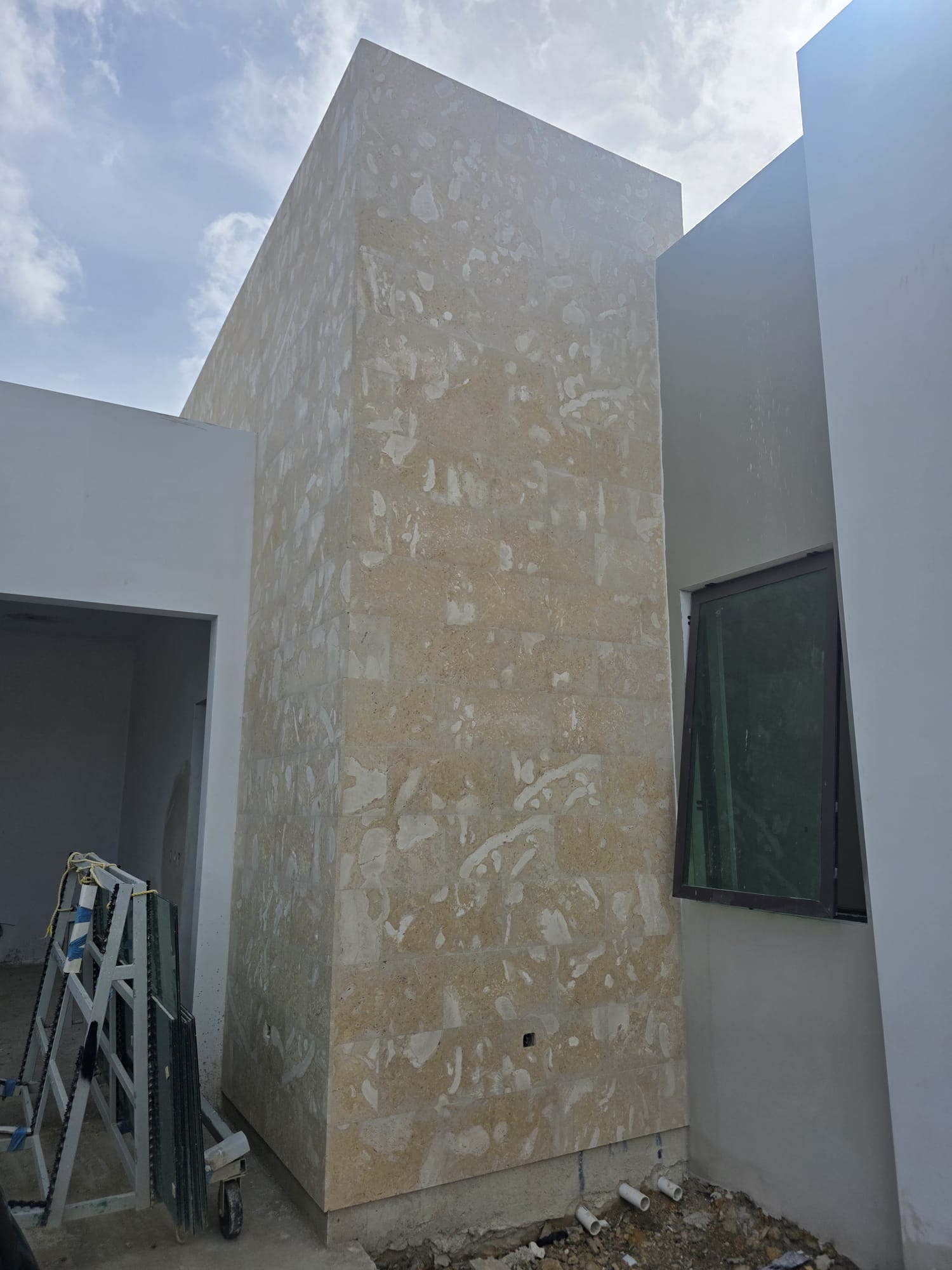 Revestimiento Vertical de Fachada en Placas de Coralina