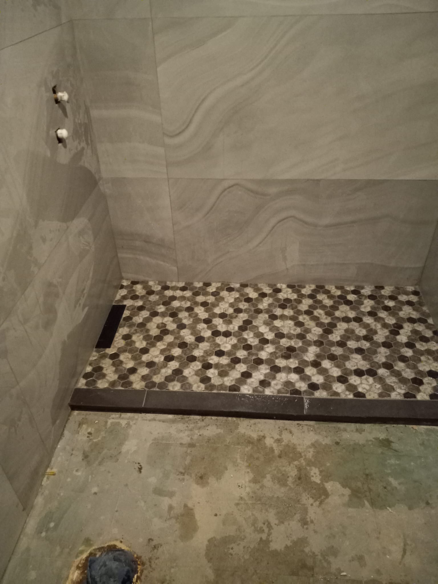 Base y Piso de Ducha con Mosaico Hexagonal