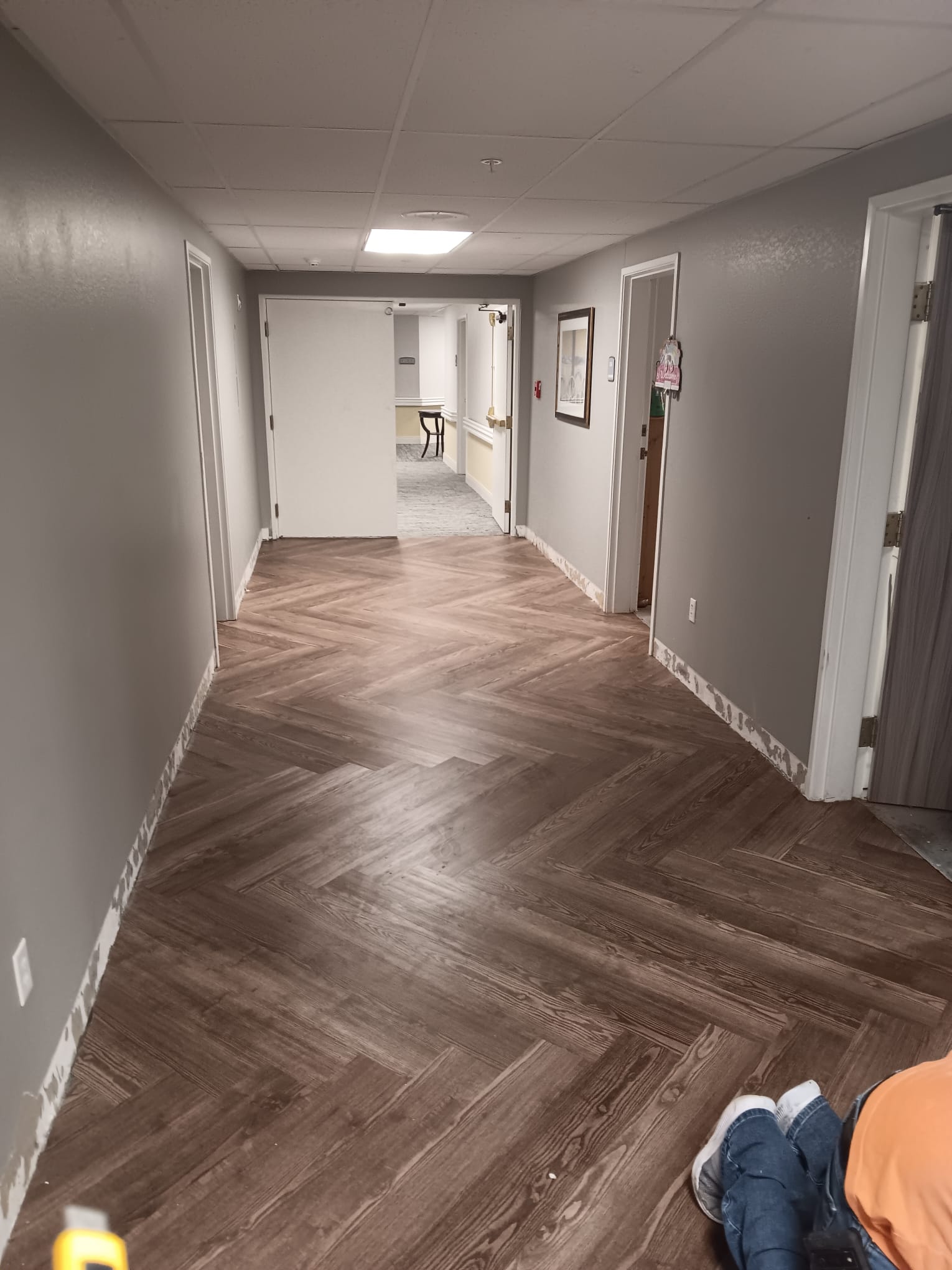 Piso en Patrón Espiga (Herringbone) en Pasillo Principal