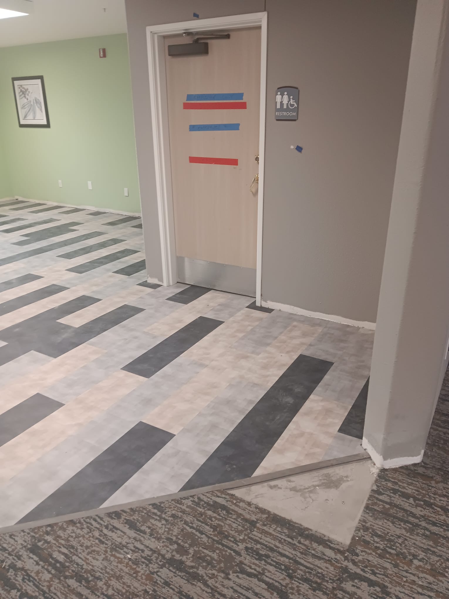Transición de Piso Geométrico y Carpeta Comercial