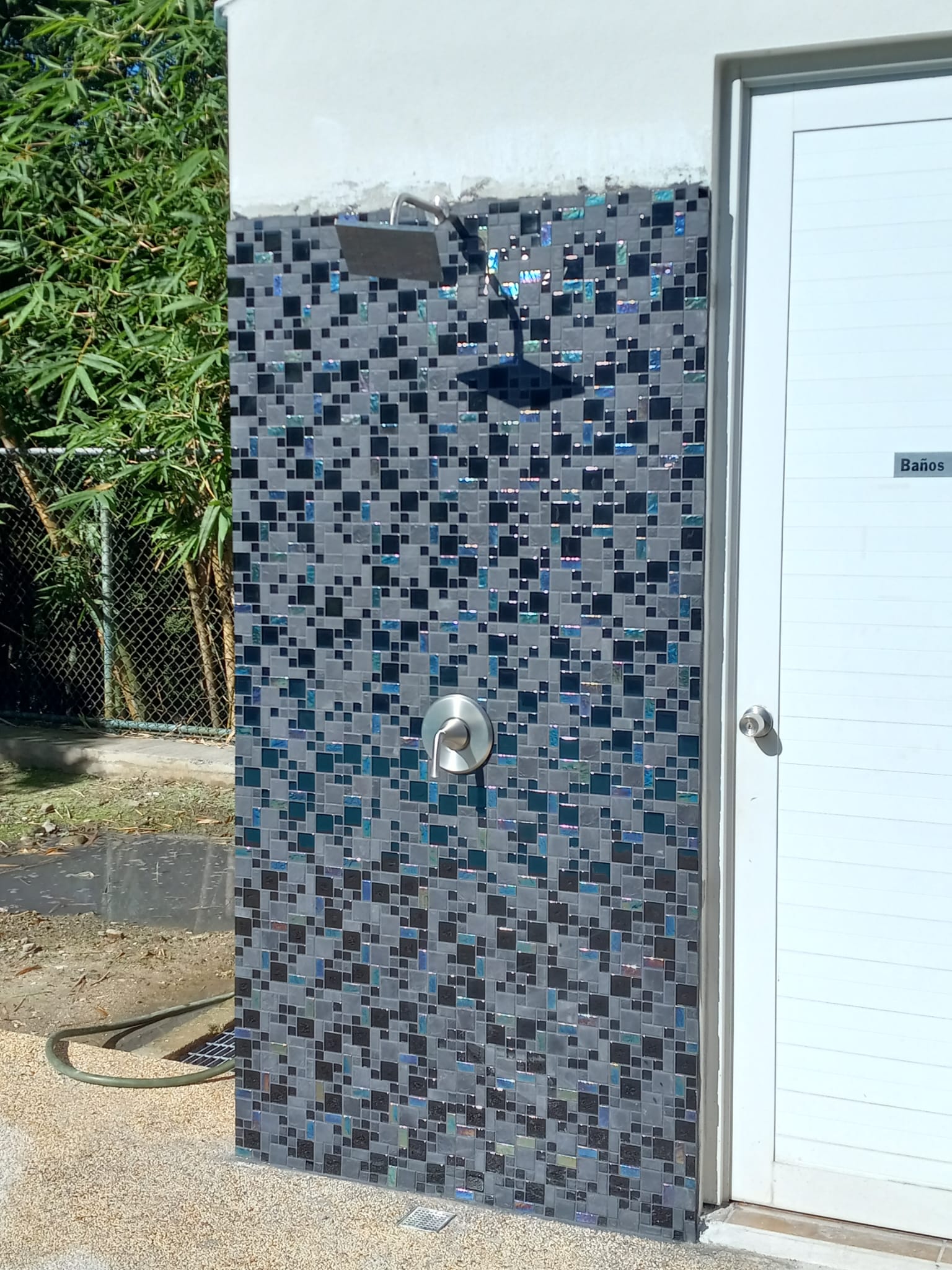 Muro y Base de Ducha Exterior en Mosaico Irisado