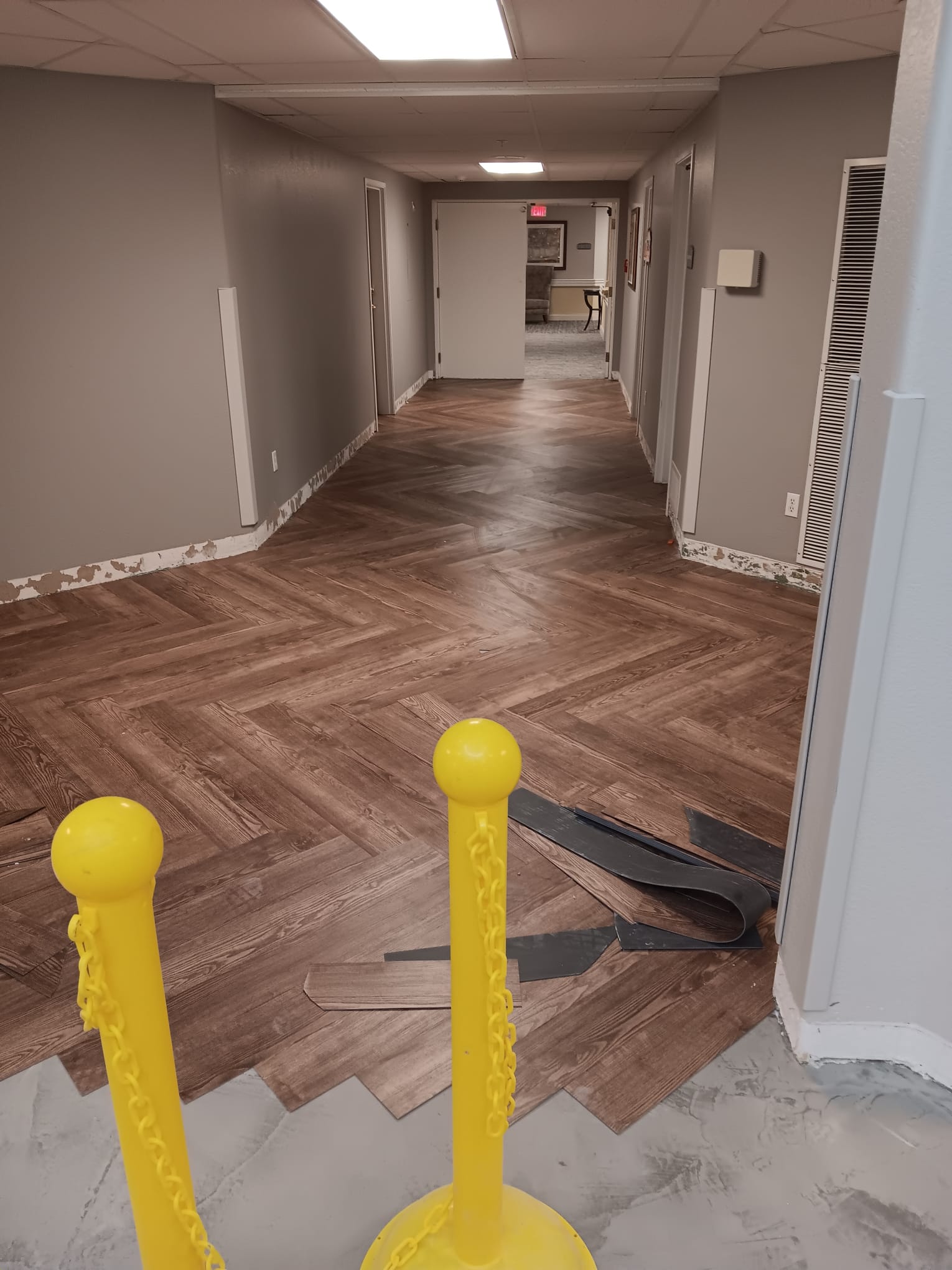 Instalación de Piso Vinílico en Espiga con Delimitación de Obra