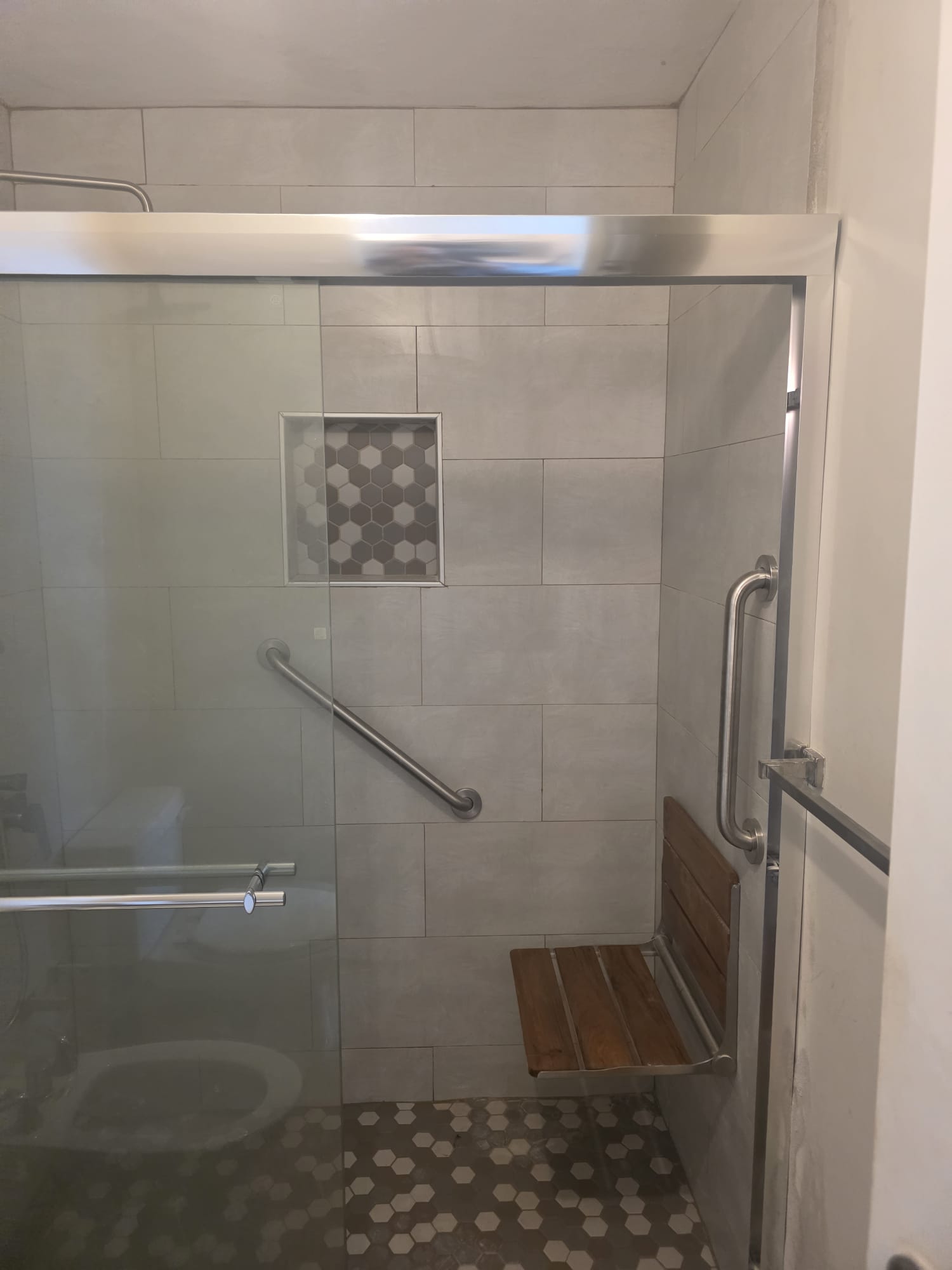 Cabina de Ducha Integral con Nicho Hexagonal y Asiento Abatible