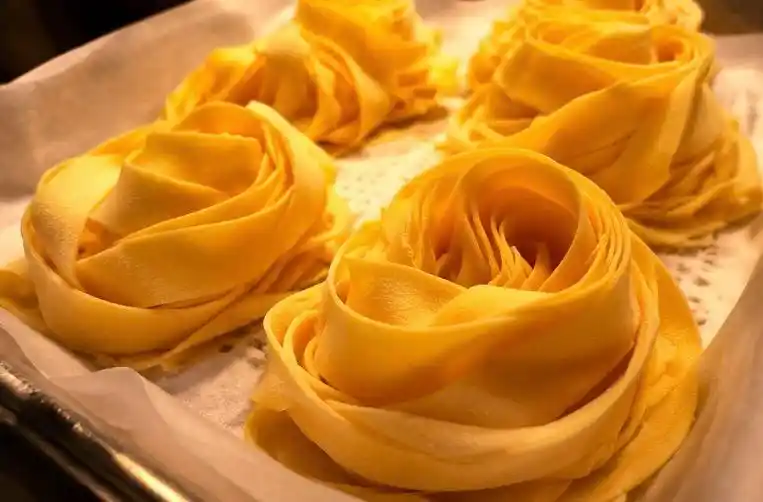 Nidi di tagliatelle all'uovo fatte in casa al Ristorante L'Angolo Savona
