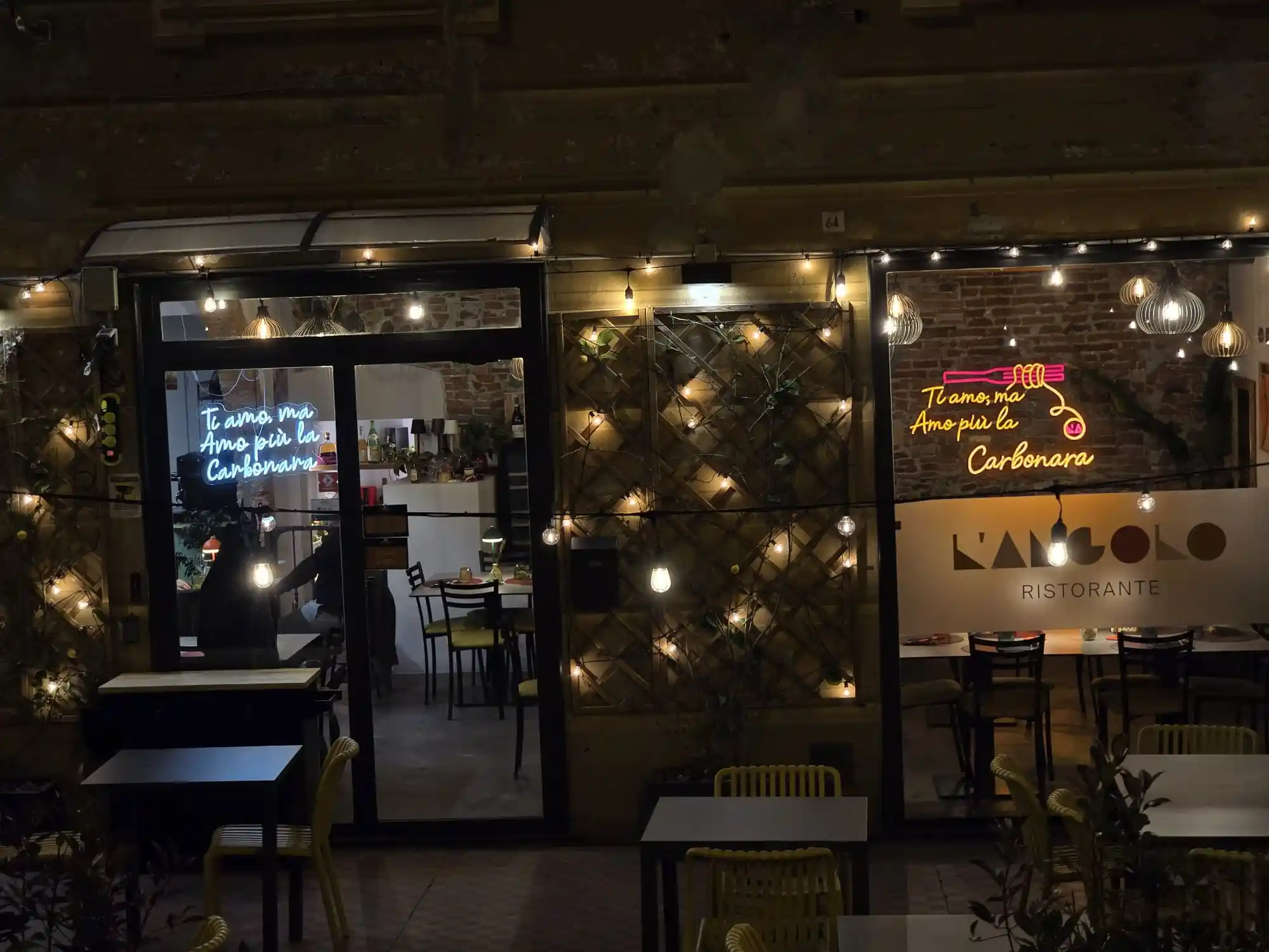 Dehors esterno serale del Ristorante L'Angolo in Via Untoria