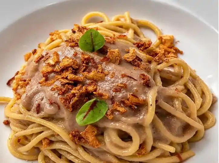 Spaghetto con Crema di Cipolla di Tropea Stufata e Croccante