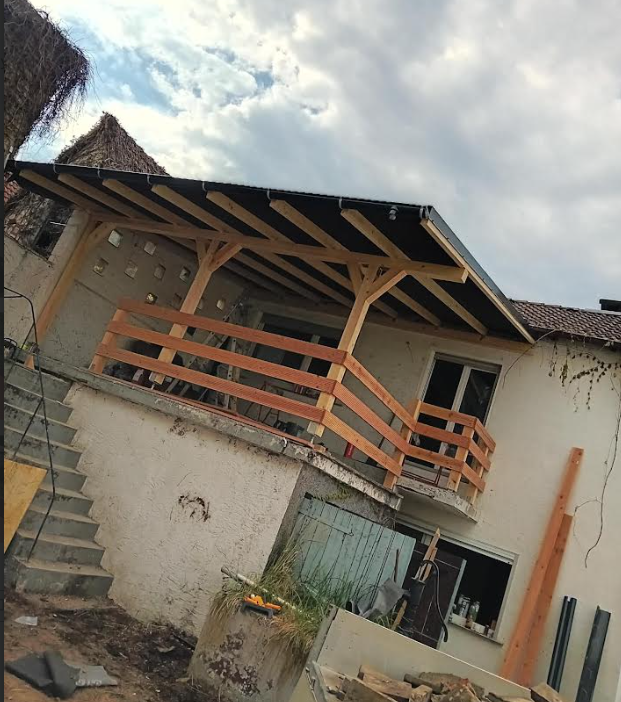 Komplett tetőfelújítás, lécezés, bádogozás és új cserépfedés munkafotó 3