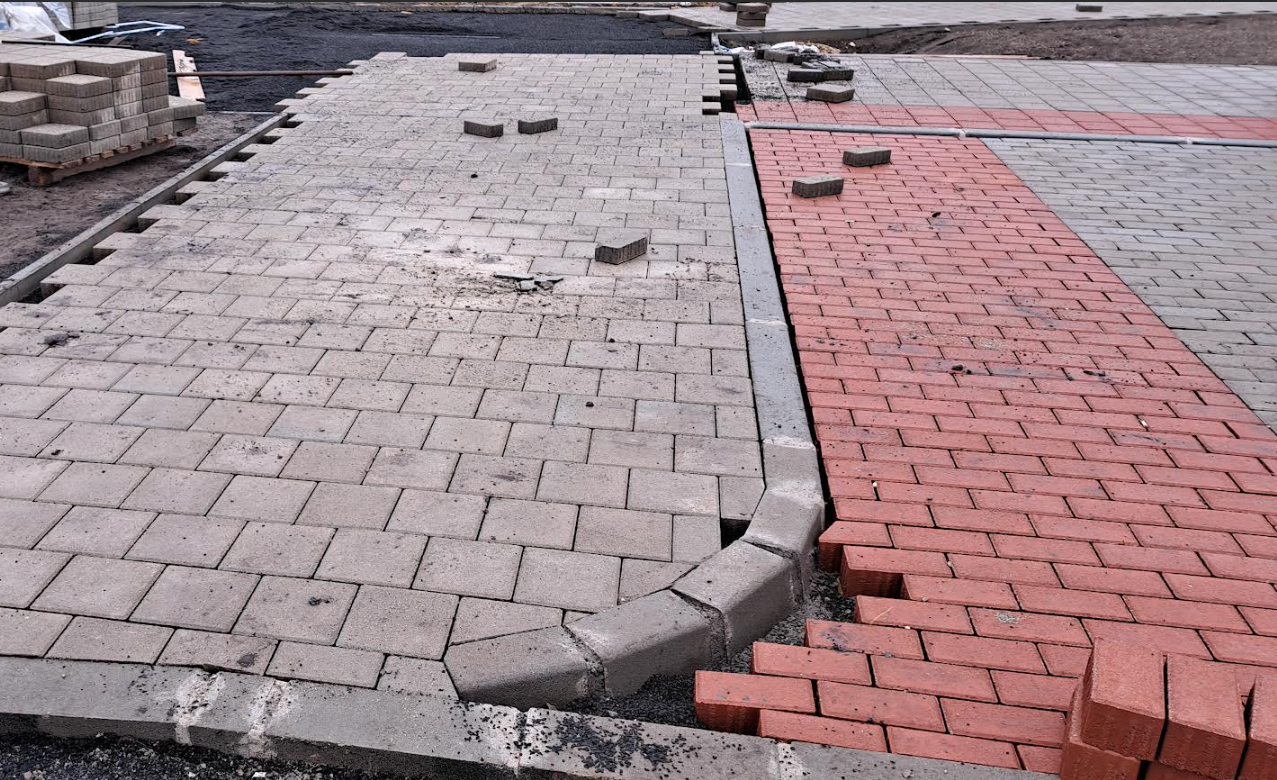 Nagy teherbírású térkövezés, parkoló, rámpa és szegélyezés munkafotó 3
