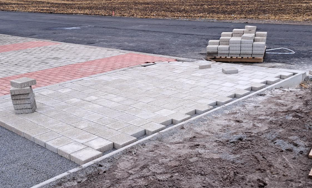 Nagy teherbírású térkövezés, parkoló, rámpa és szegélyezés munkafotó 5
