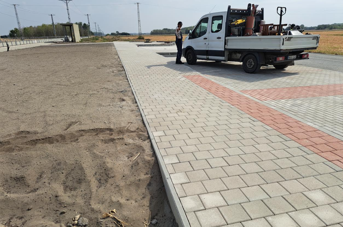 Nagy teherbírású térkövezés, parkoló, rámpa és szegélyezés — GÁBOR Boros Építőipari Kft