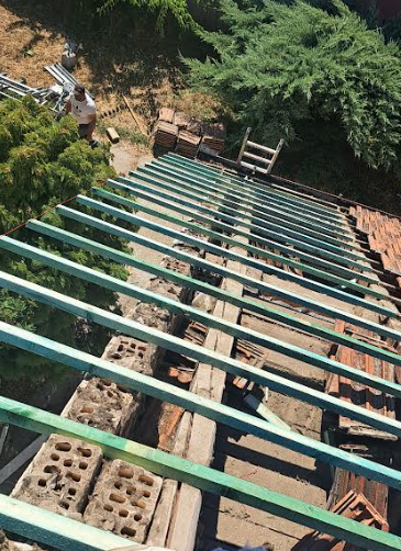 Komplett tetőfelújítás, lécezés, bádogozás és új cserépfedés munkafotó 2