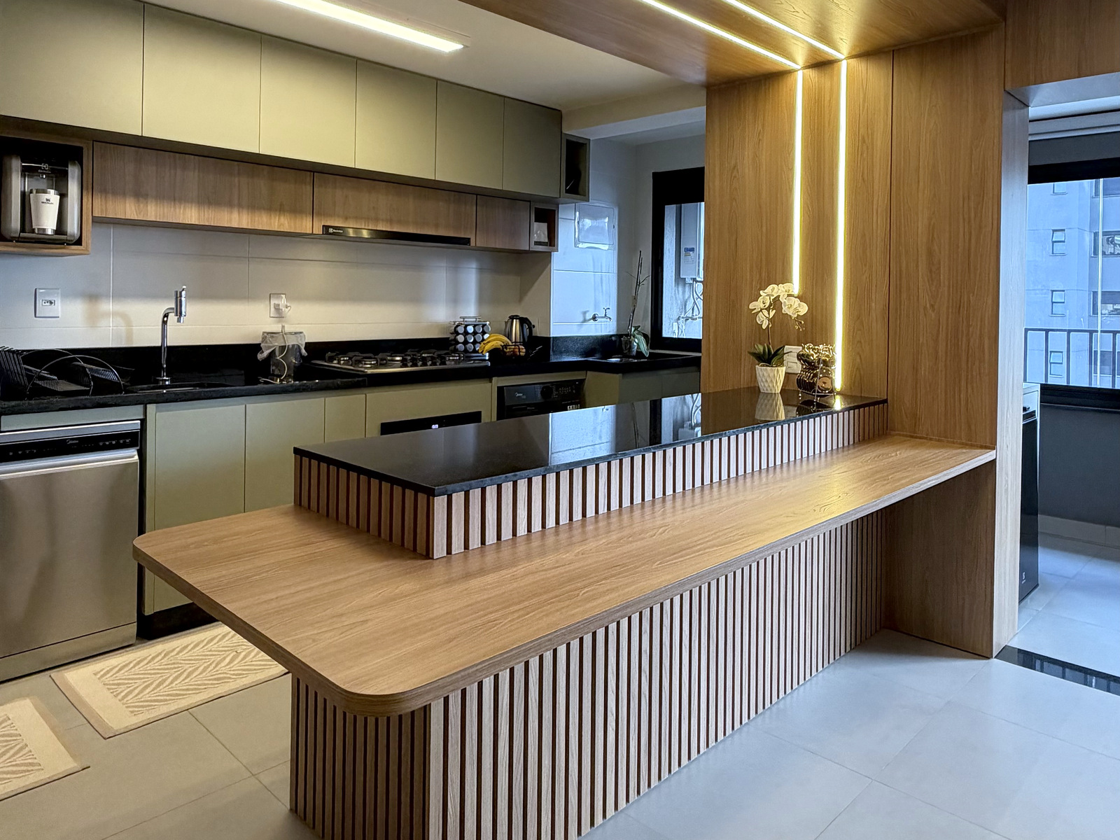 Cozinha planejada sob medida produzida pela Viés em Uberlândia