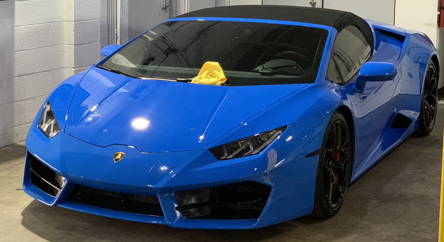 Lamborghini Huracán Spyder — Studio roll-in — flawless wrapped edges and ultra-gloss finish