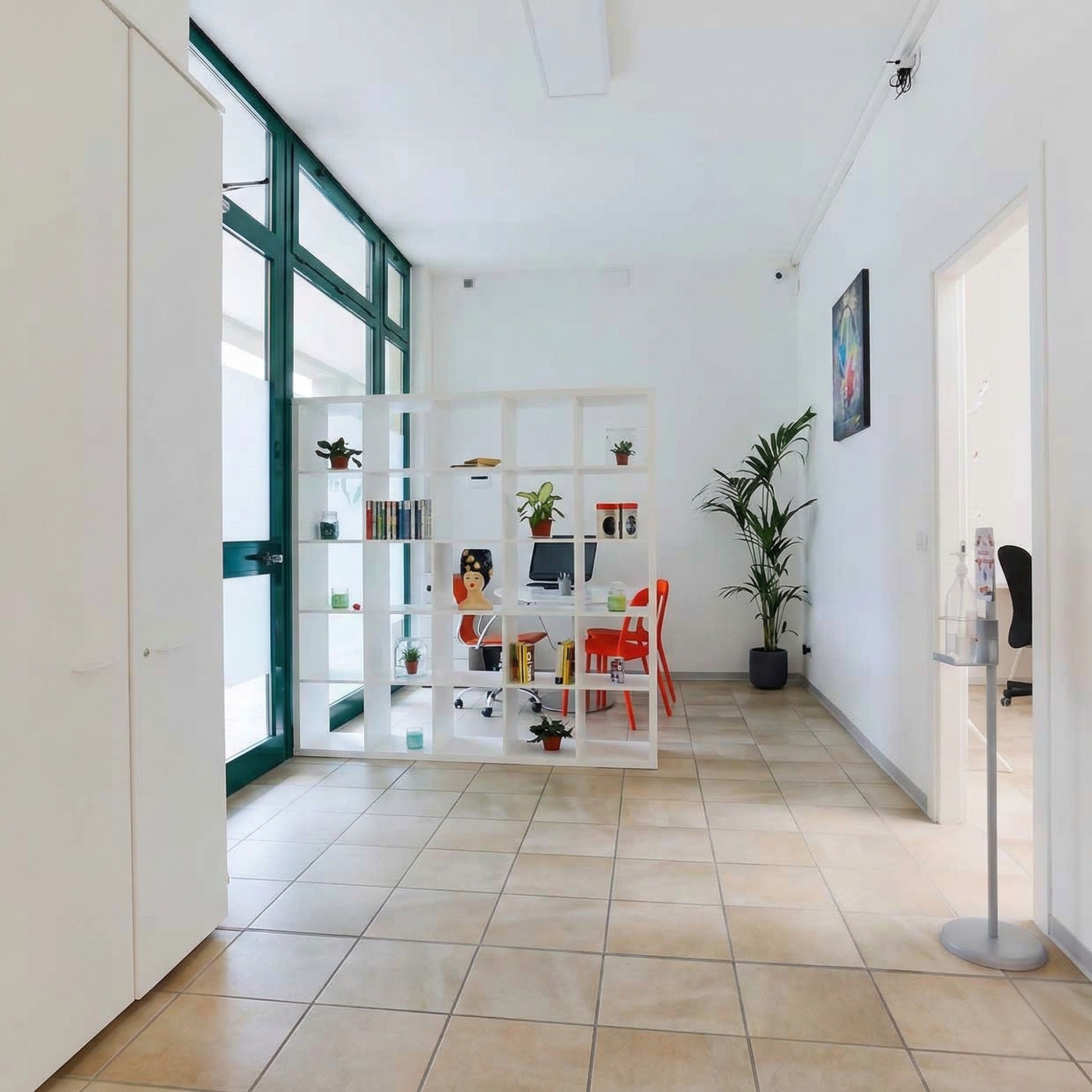 Spazio luminoso e ordinato per Pop-Up Studio al Coworking Santa Croce a Parma