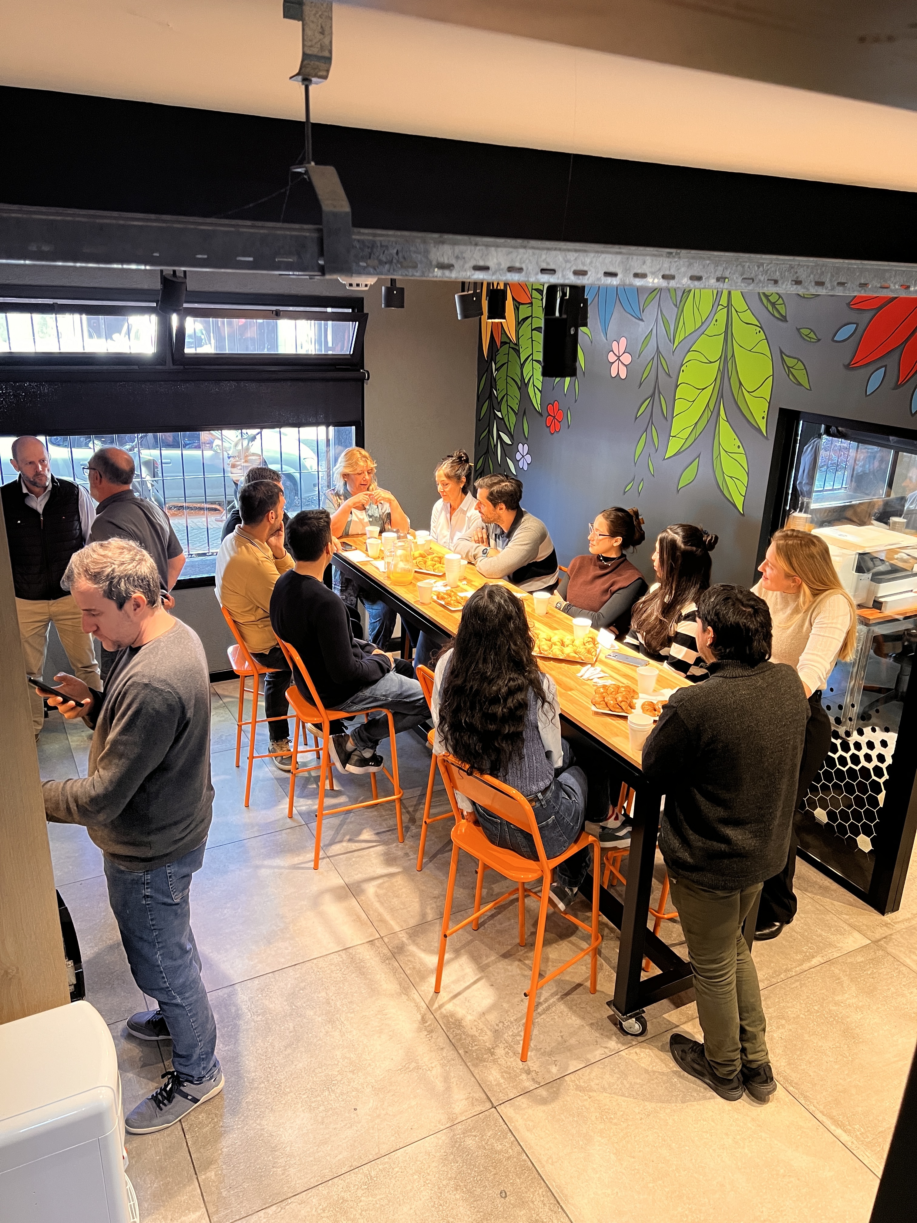Desayuno compartido y momentos de pausa en EXE Coworking