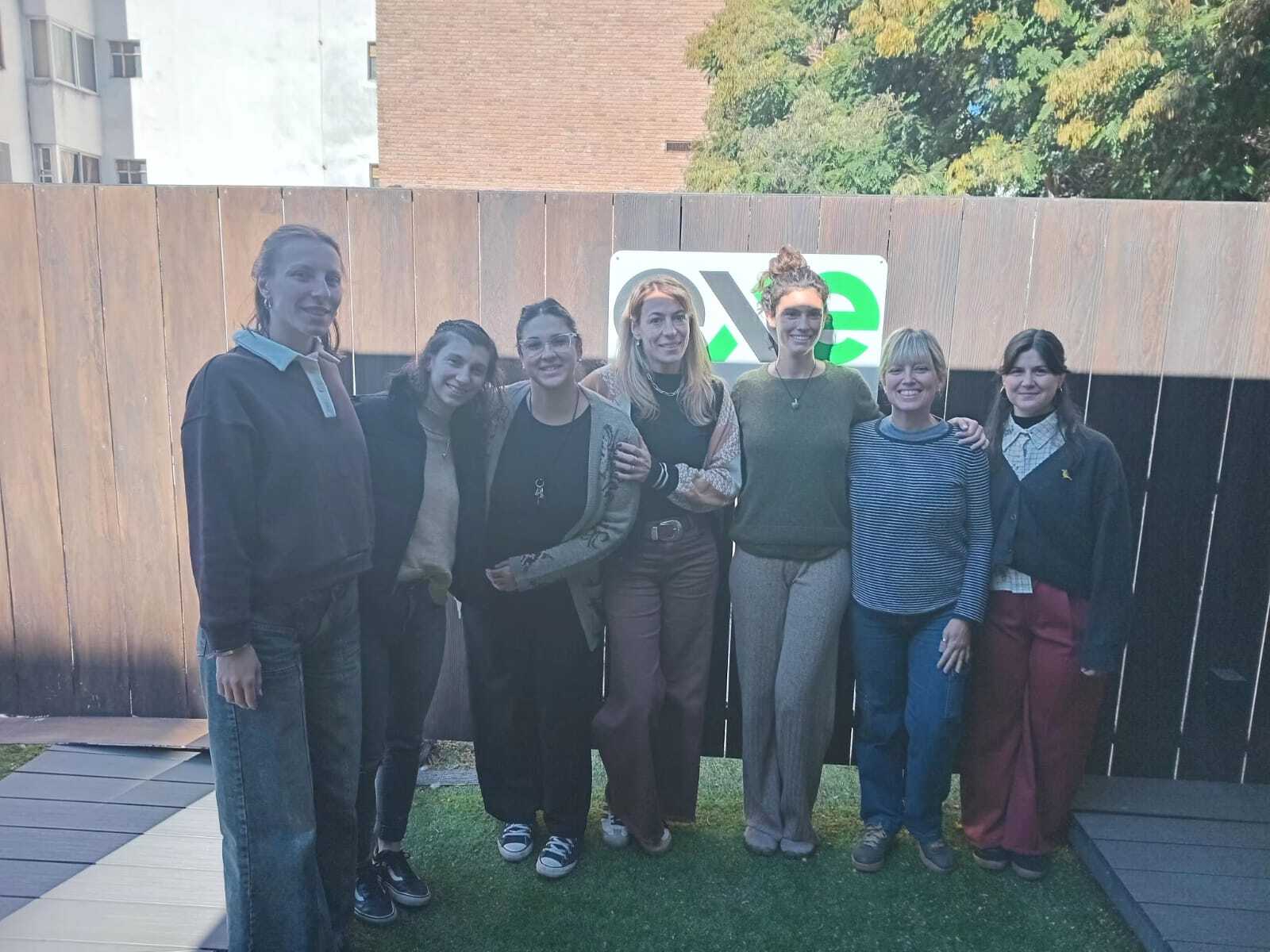 Coworkers y equipo EXE en el patio exterior