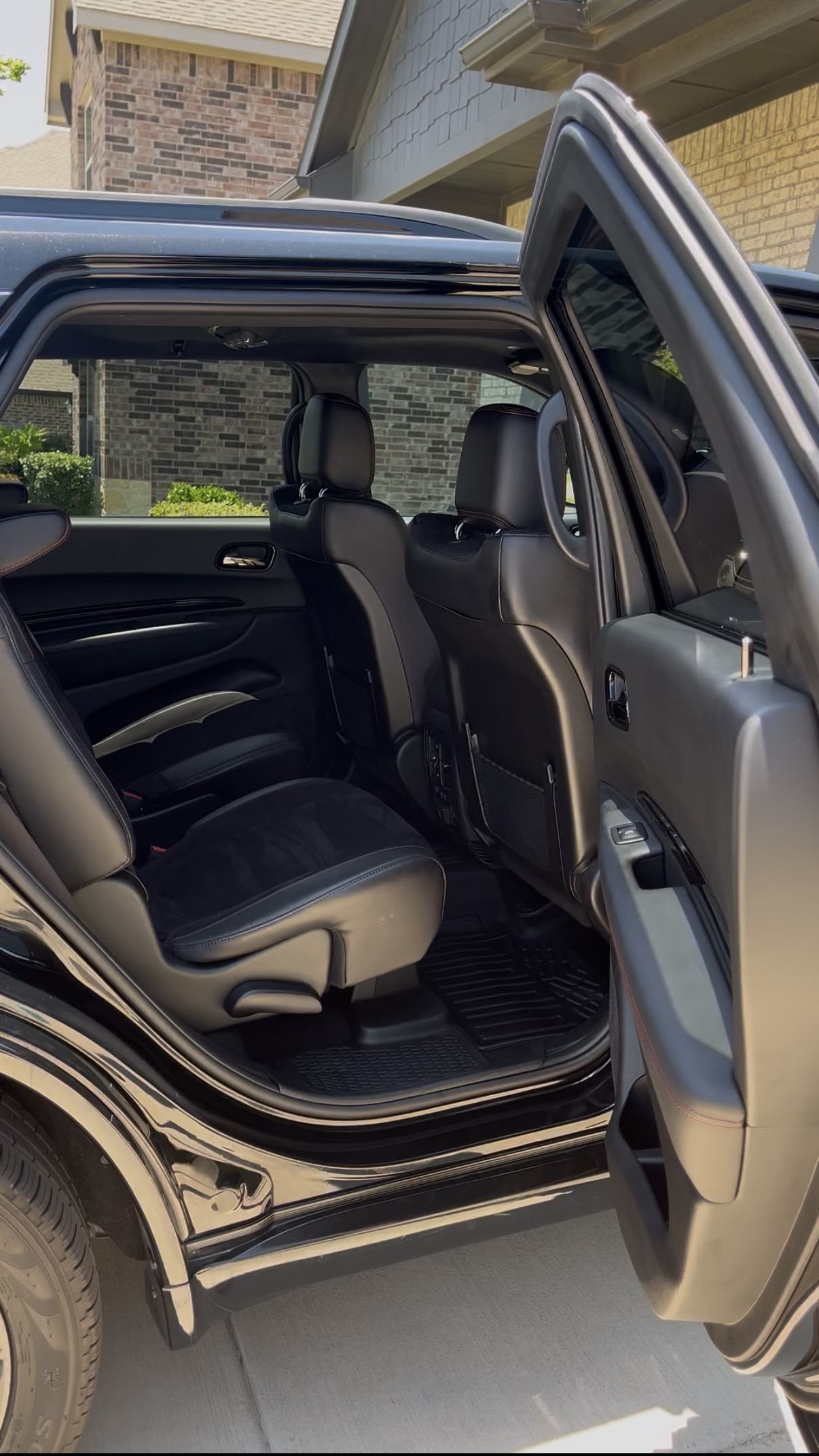 Captain's Chairs Leather Conditioning & Deep Vacuum - Dodge Durango R/T