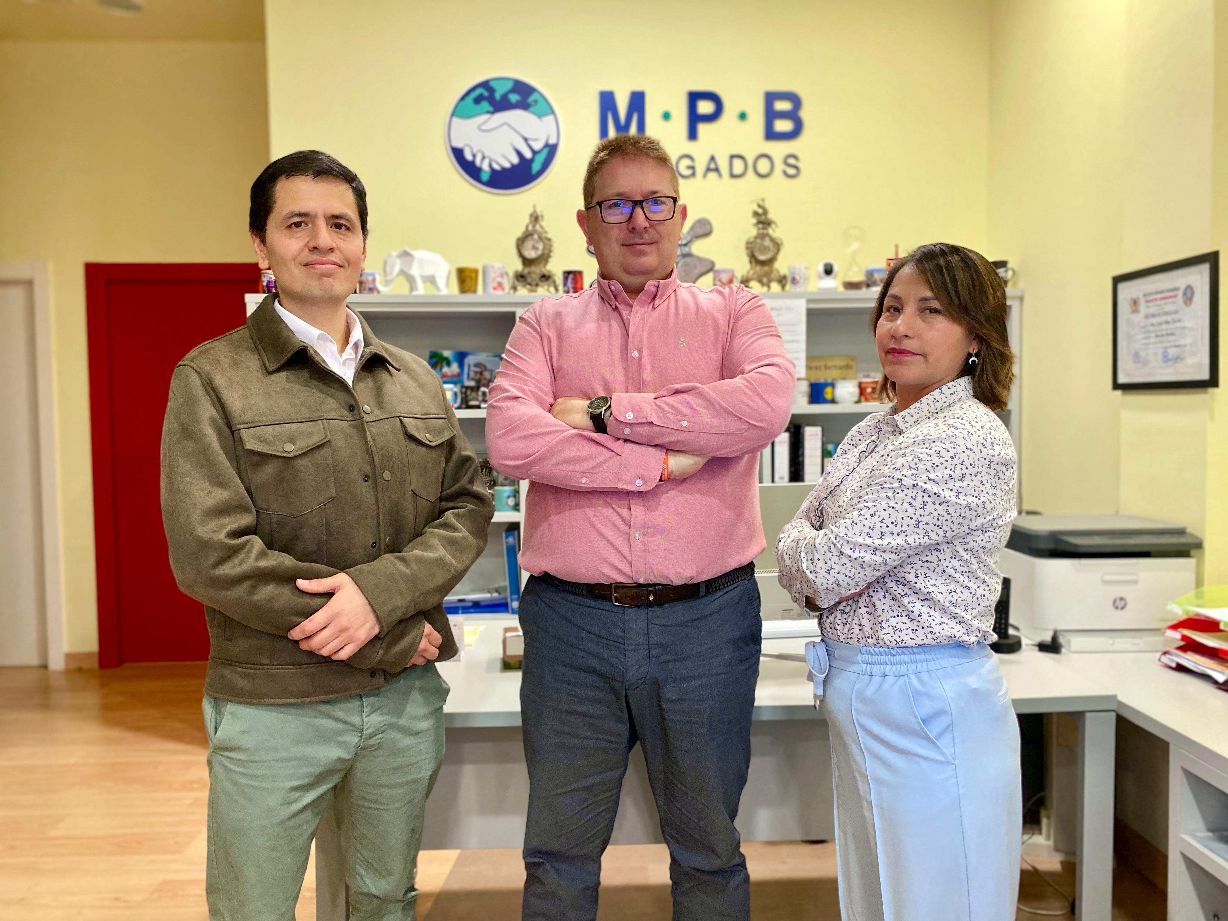 Equipo de MPB Abogados en la sede de Santander