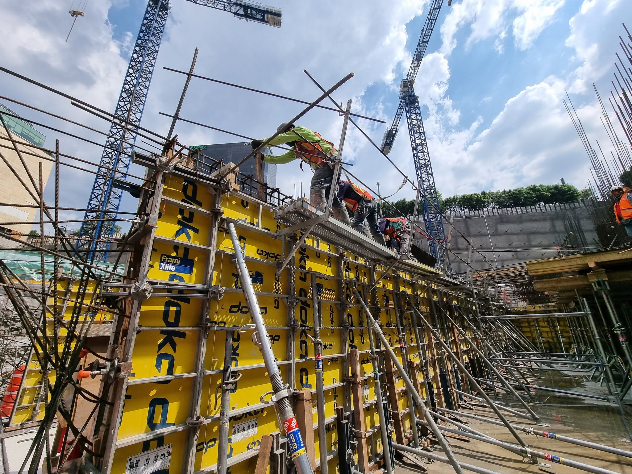 Cimbrado y habilitado de muros de concreto con grúas torre