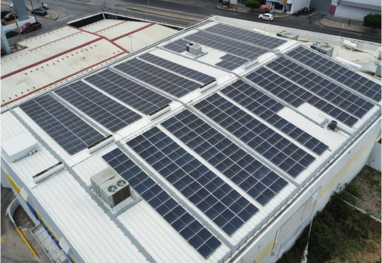 Instalación de paneles solares en cubierta comercial ARQCON