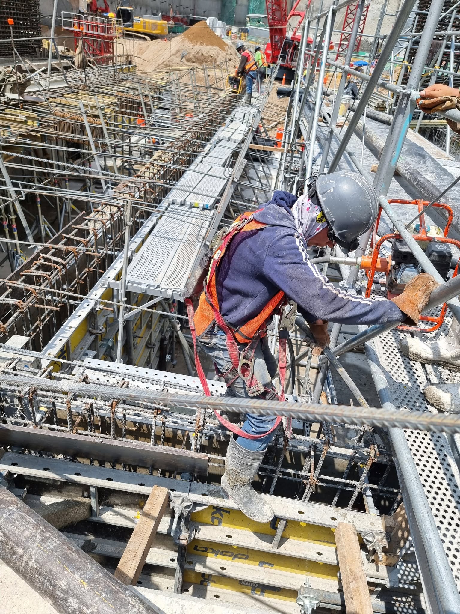 Supervisión y vibrado de concreto en armado de losa