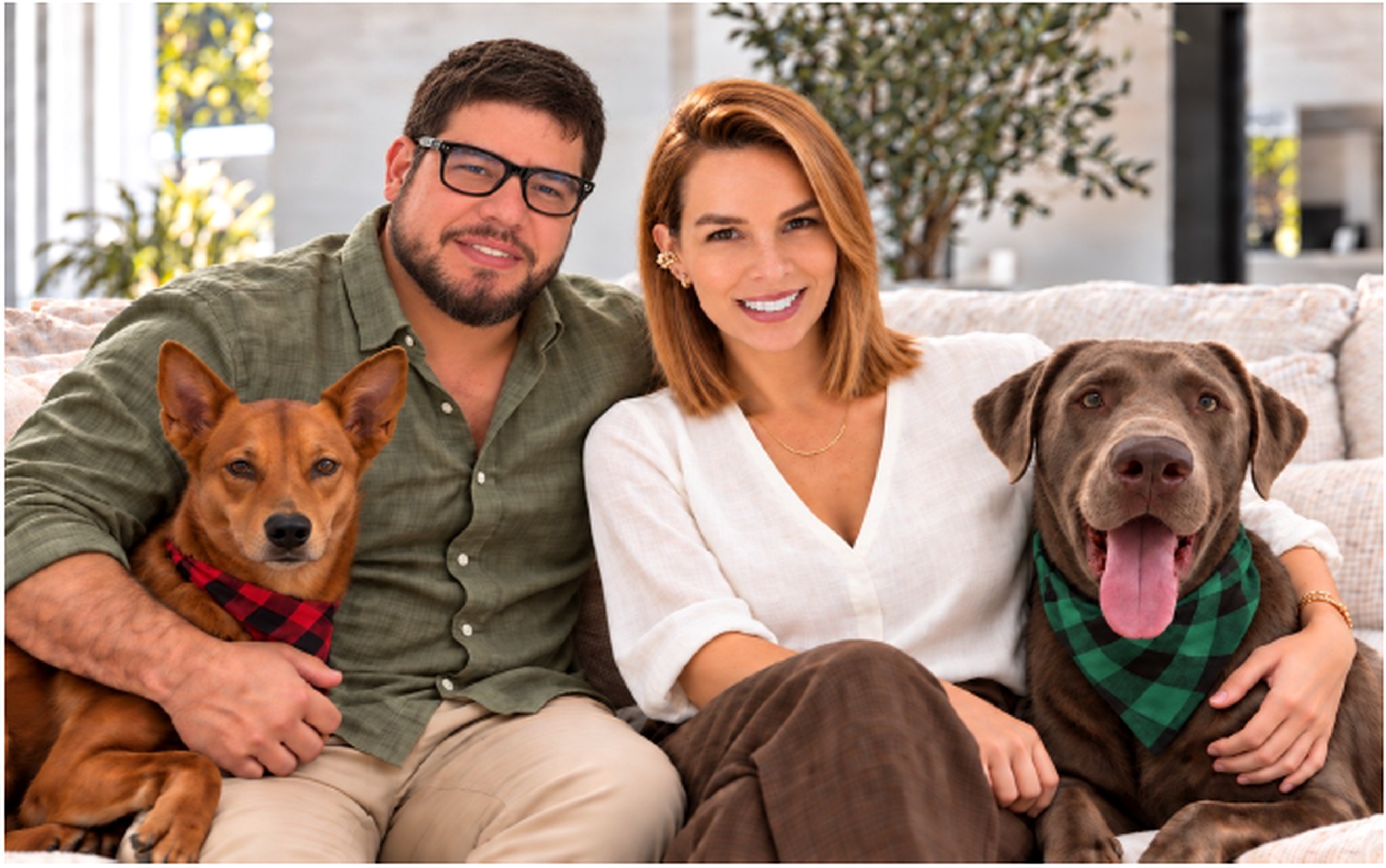 Familia de Trustead Homes con sus dos mascotas en su hogar de Florida